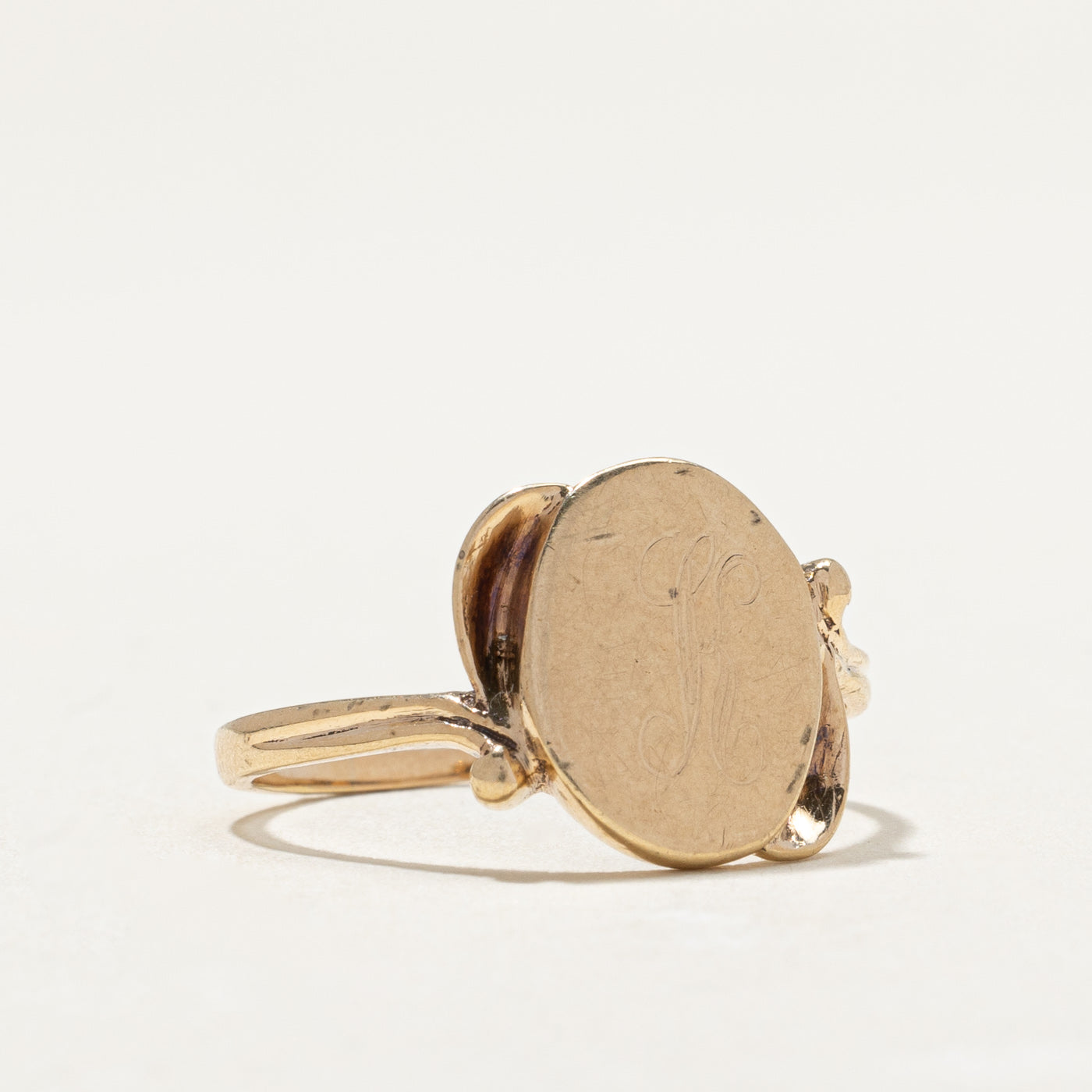 Bague ovale en or jaune 10 carats avec initiale « K » | Taille 8,25