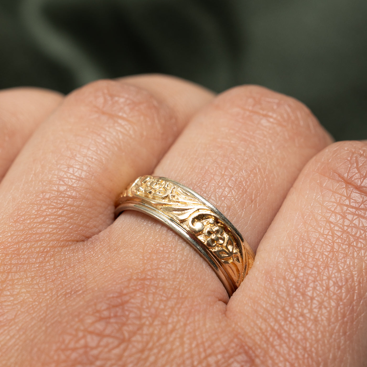 Bague Birks en or jaune 14 carats à motif floral en relief | 6,2 mm | Taille 9,25
