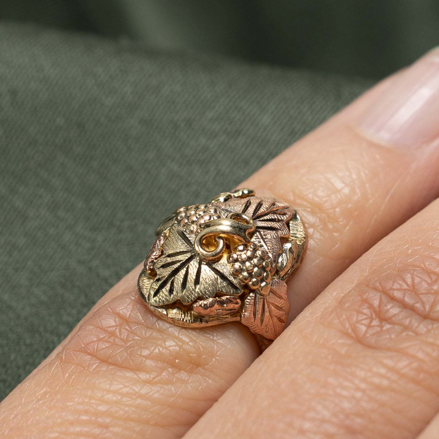 'Black Hills' 10K Leafy Design Cocktail Ring | SZ 2.5