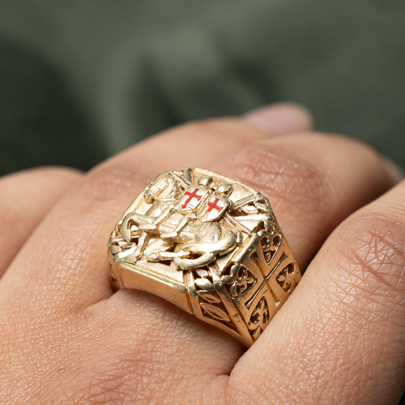 Bague deux chevaliers templiers en or jaune 10 carats | Taille 9,25