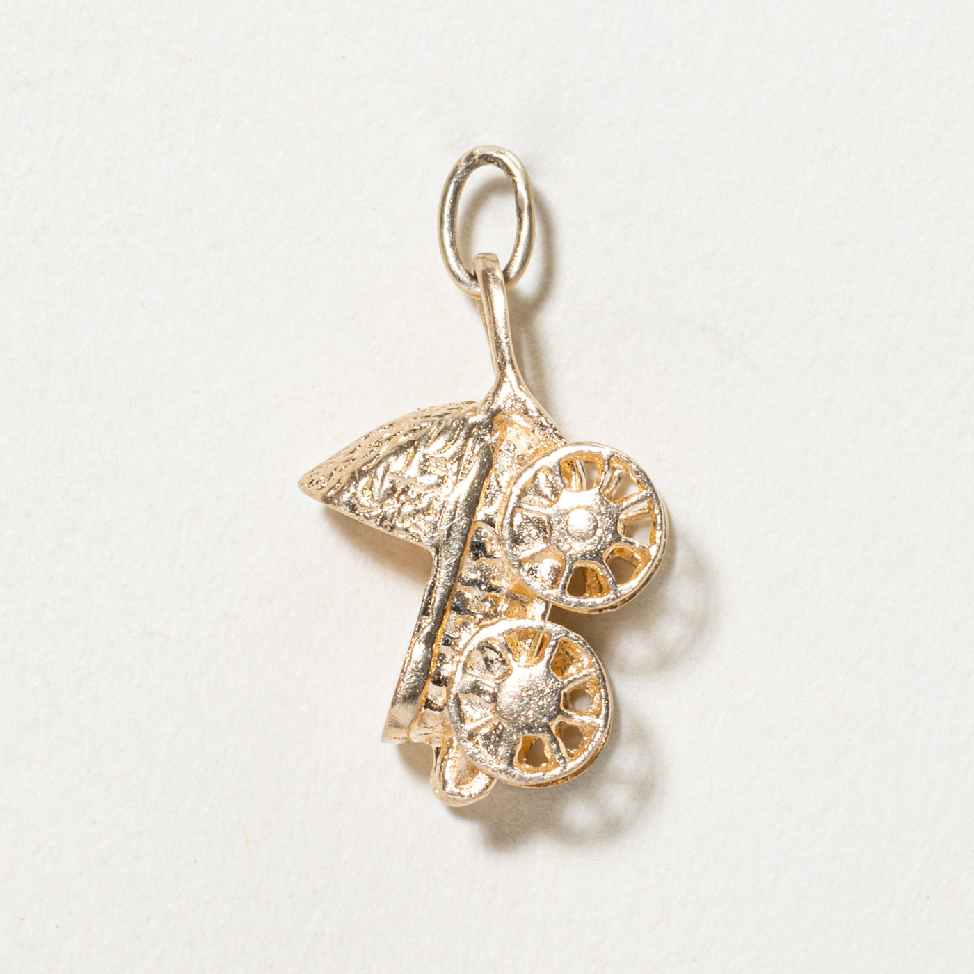 Breloque poussette en or jaune 10 carats