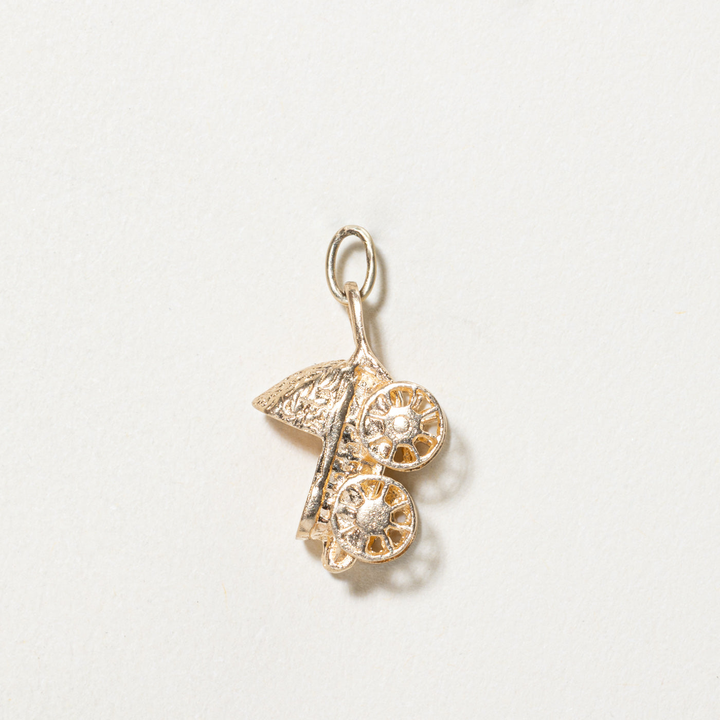 Breloque poussette en or jaune 10 carats