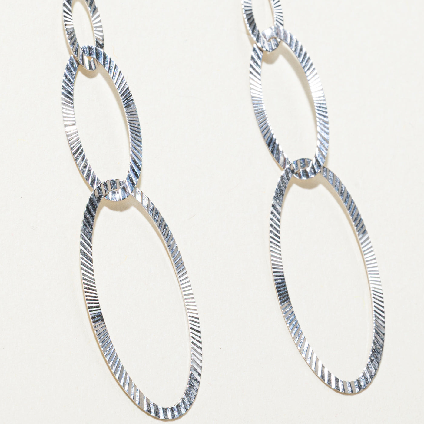 18k White Gold Ovals Drop Earrings