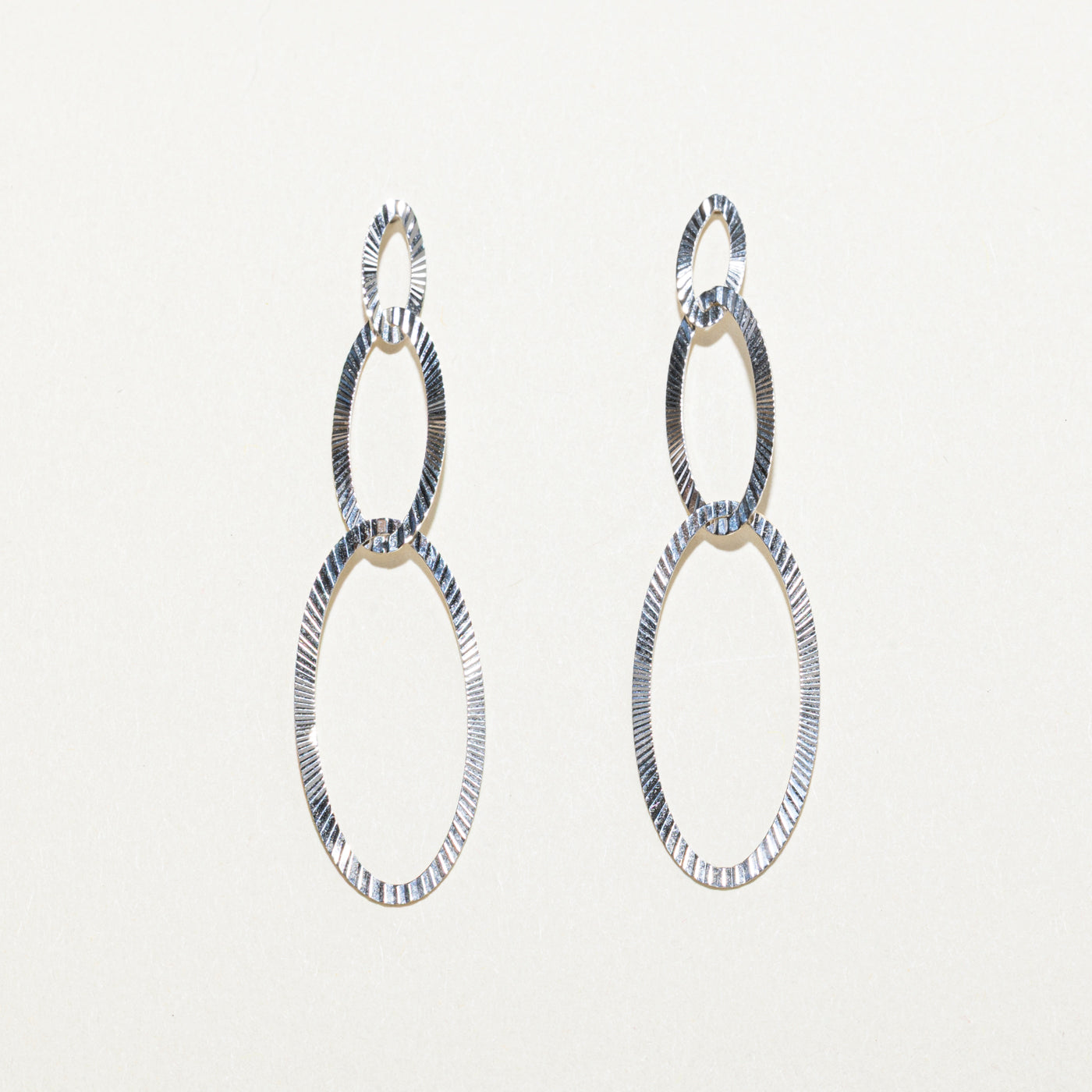 18k White Gold Ovals Drop Earrings