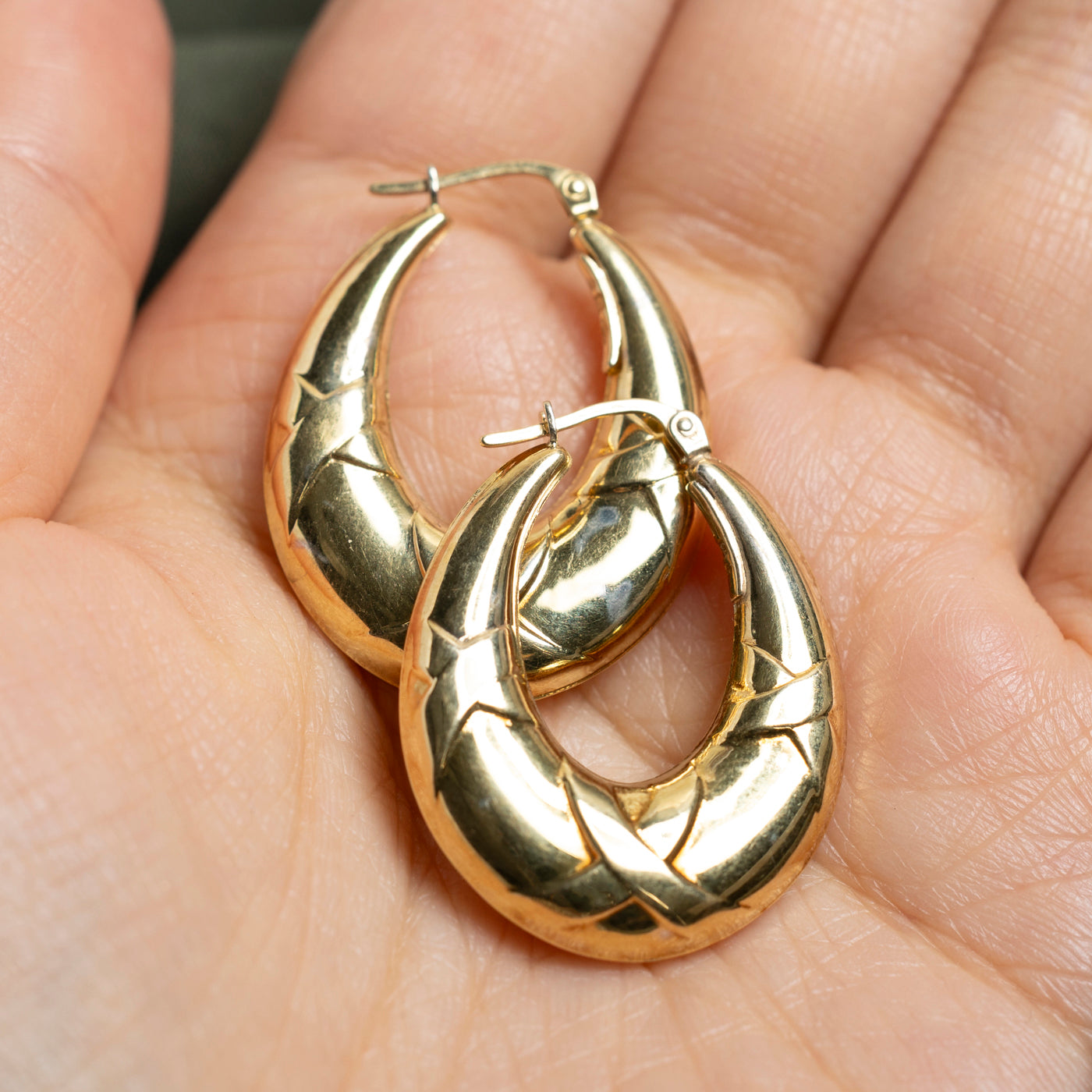 18k Yellow Gold Chunky Embossed Oval Hoop Earrings