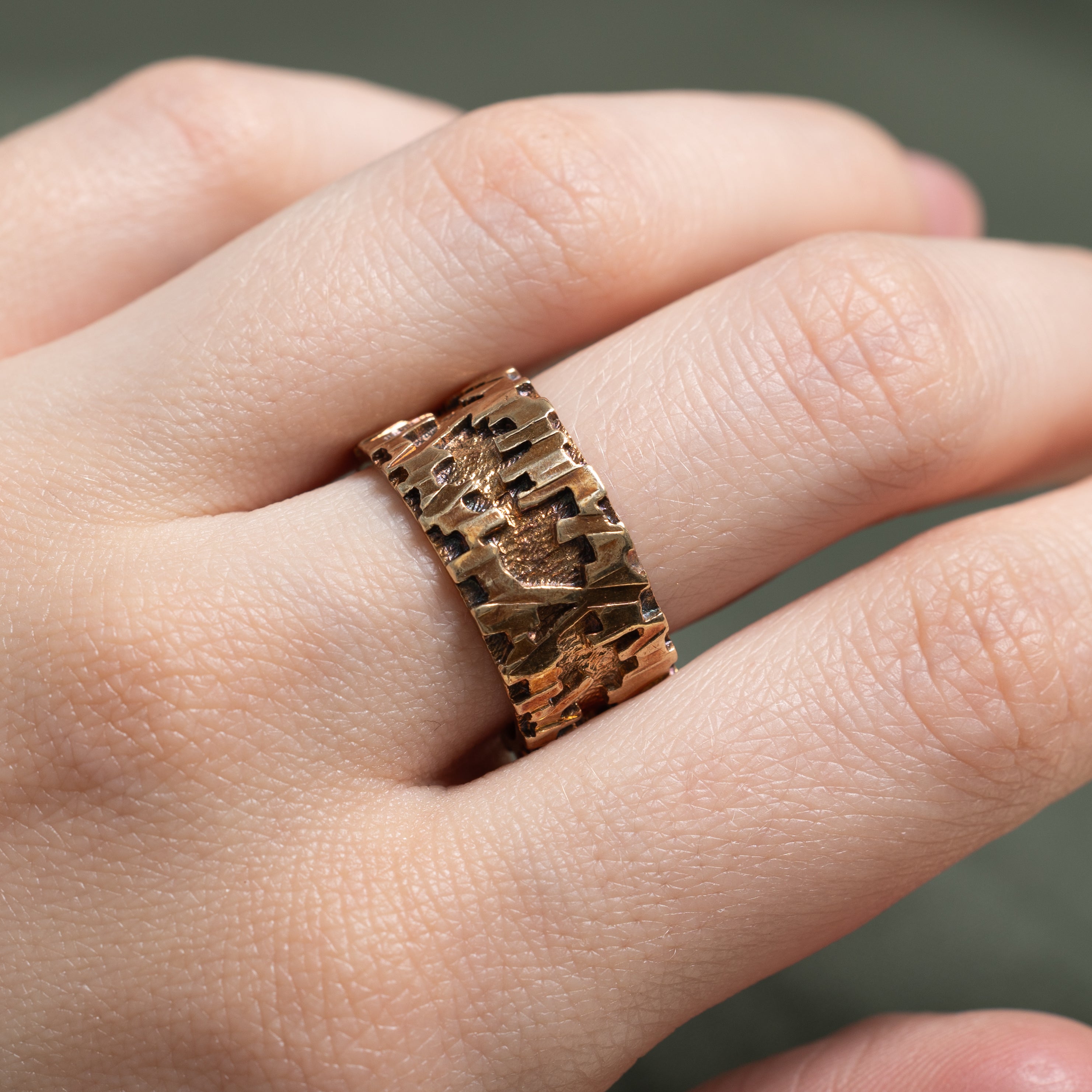 'Birks' 10k Yellow Gold Textured Abstract Band | SZ 8