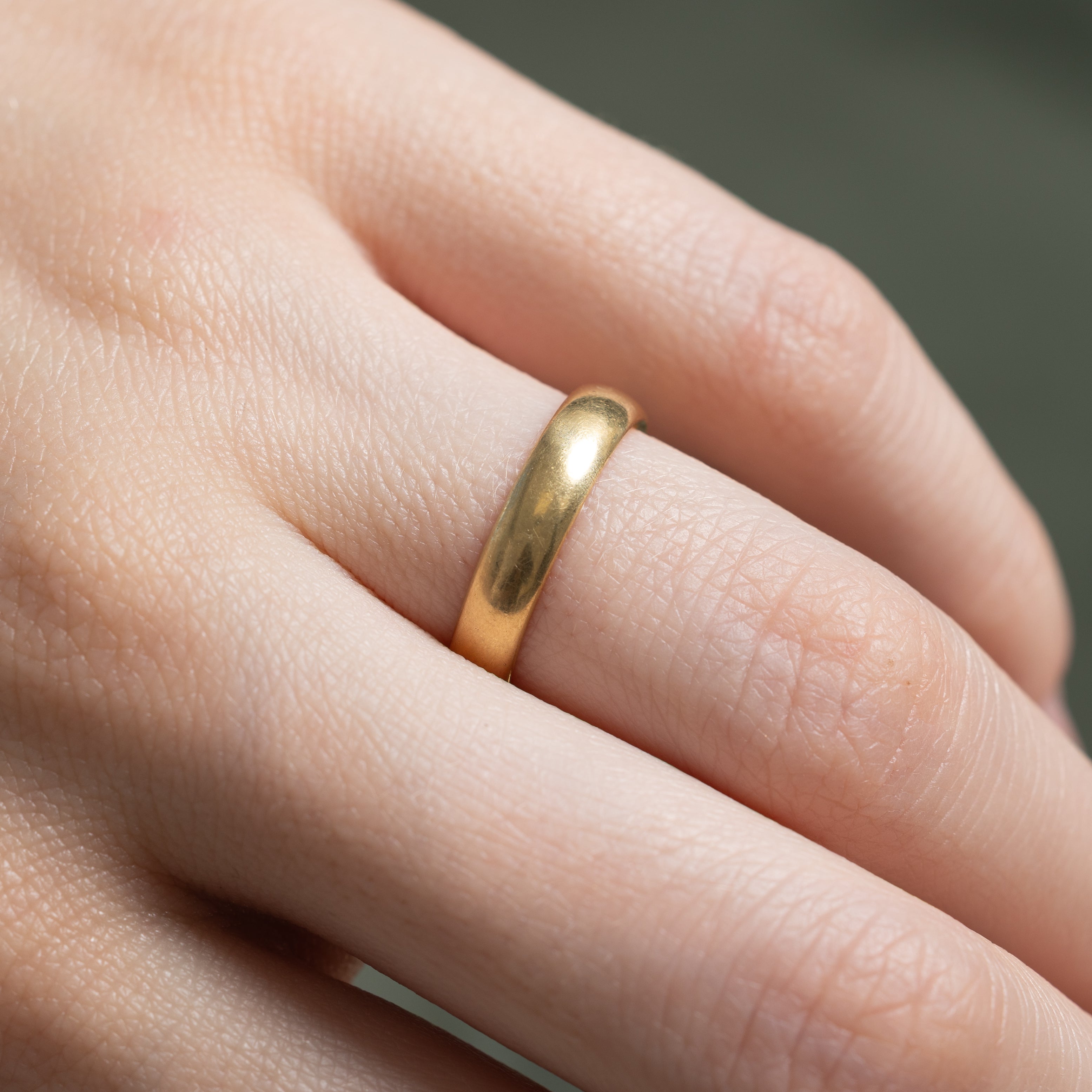 'Birks' 18k Yellow Gold Plain Band | 4mm | SZ 5