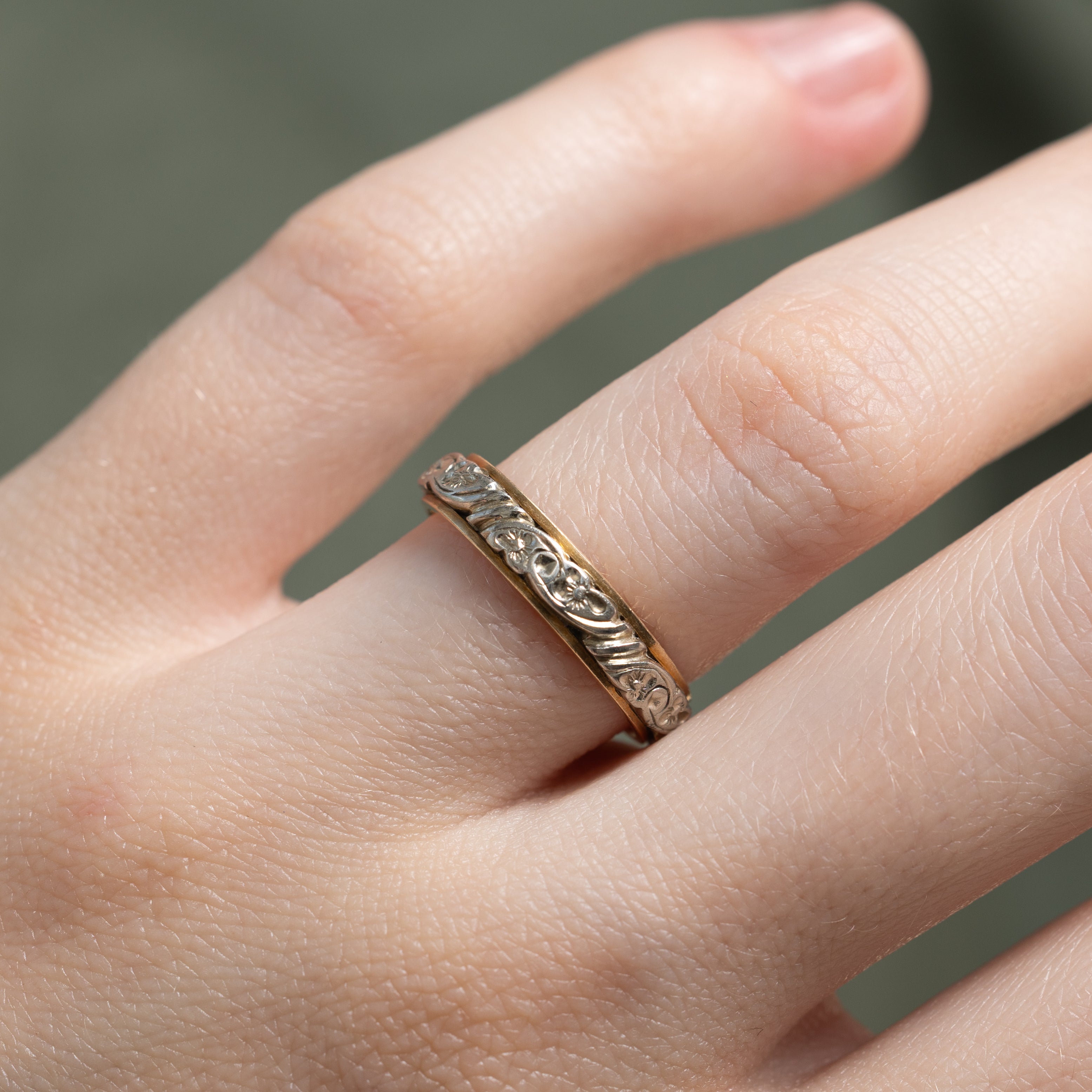 Bague vintage canadienne en or bicolore 14 carats, gravée de motifs floraux | 4 mm | Taille 5,5