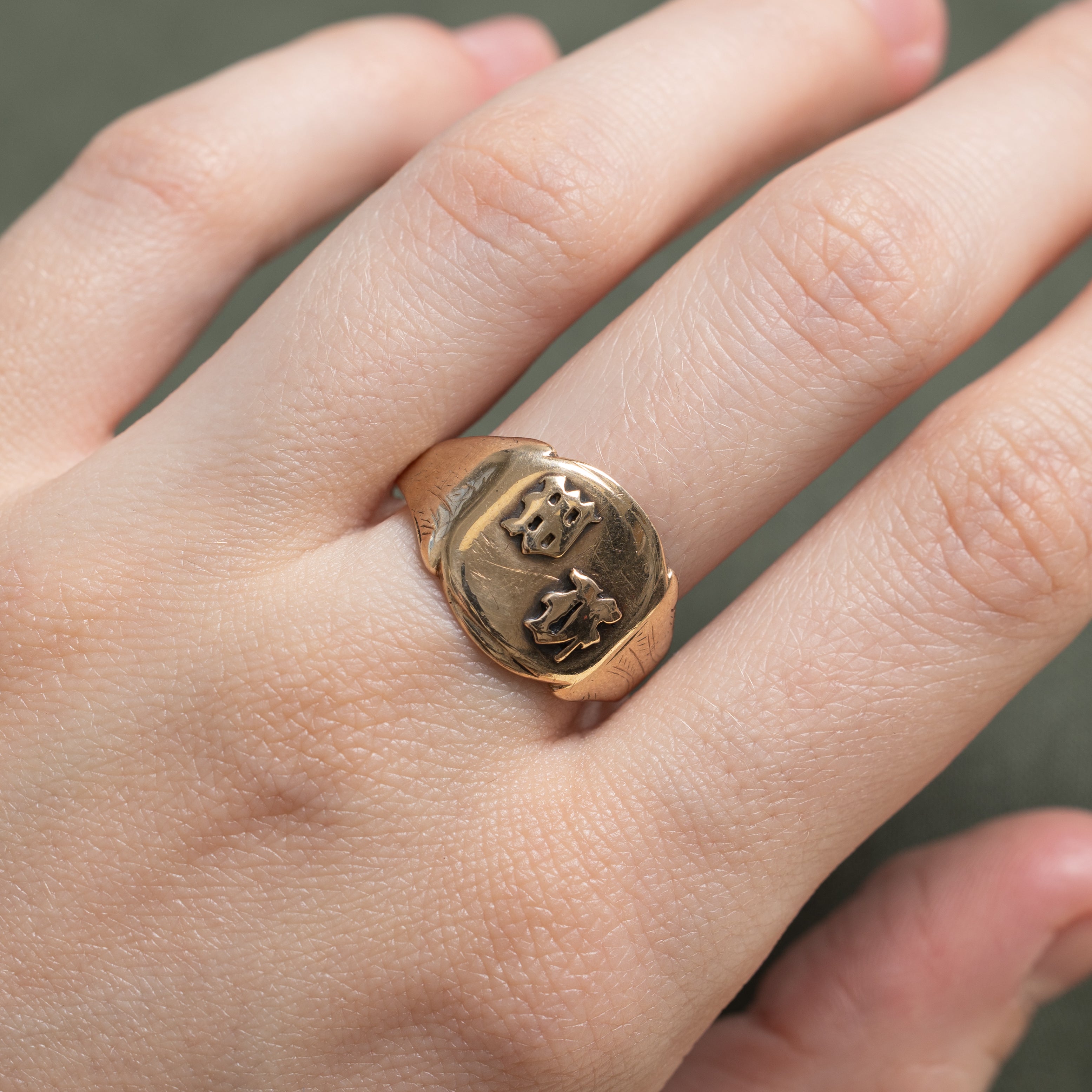 Vintage Canadian 10k Embossed Signet Ring | SZ 10.75