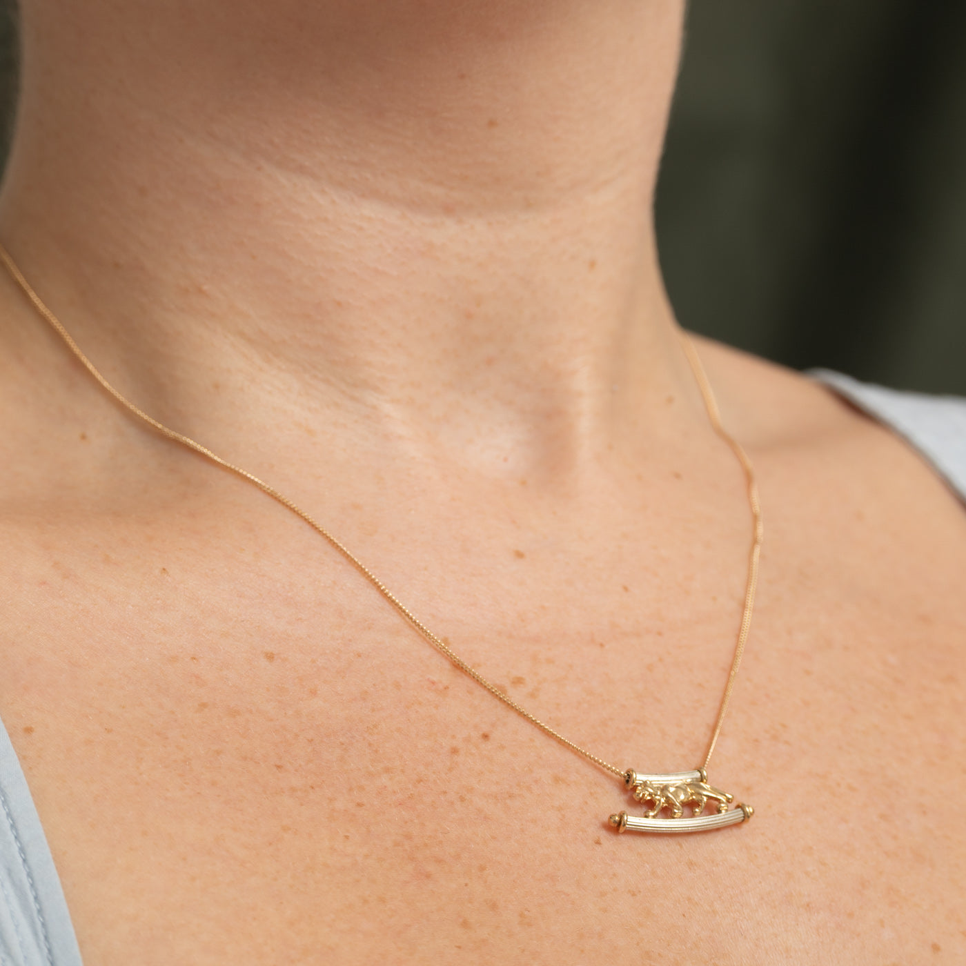 Collier pendentif panthère en or bicolore 10 carats | 45,7 cm