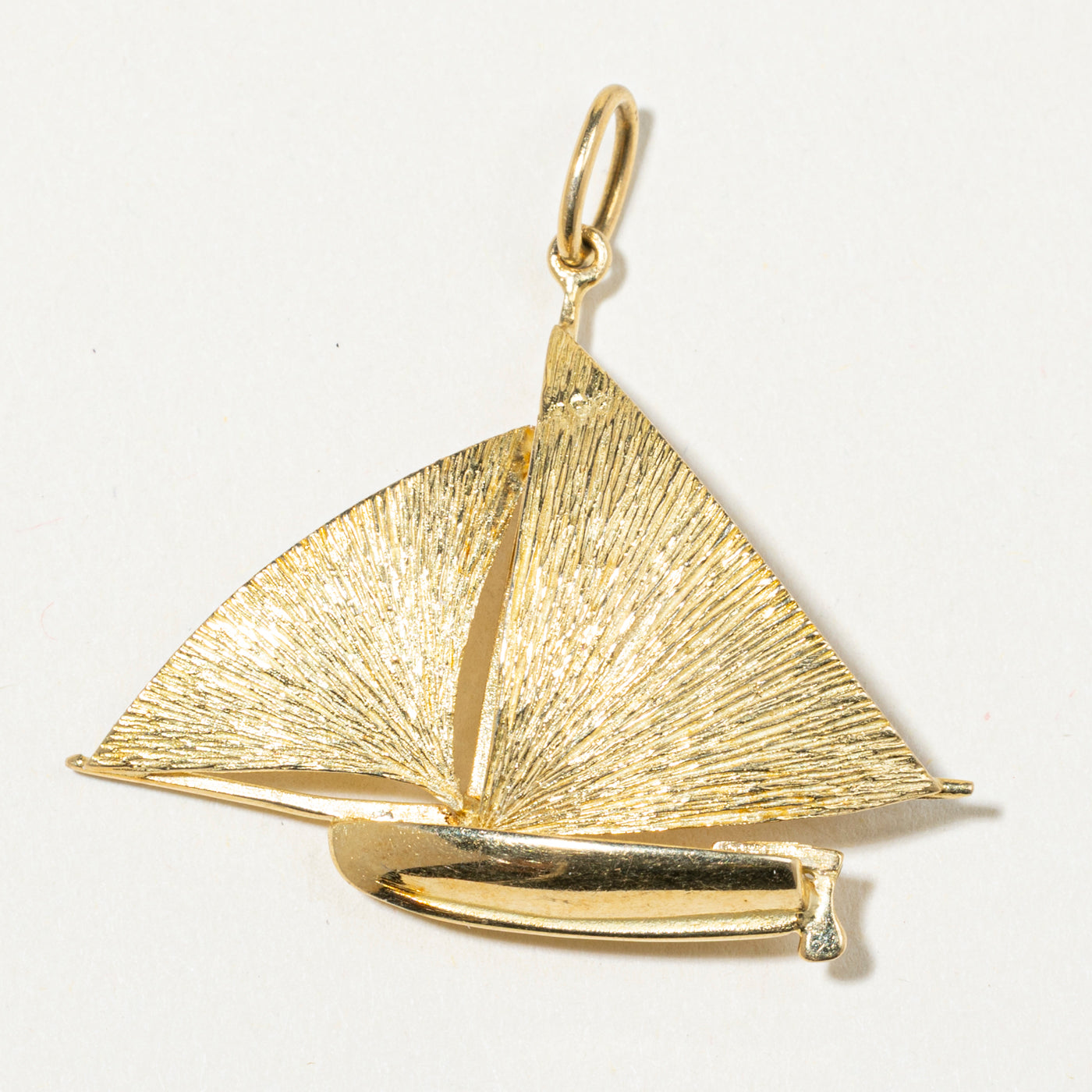 Breloque voilier en or jaune 18 carats