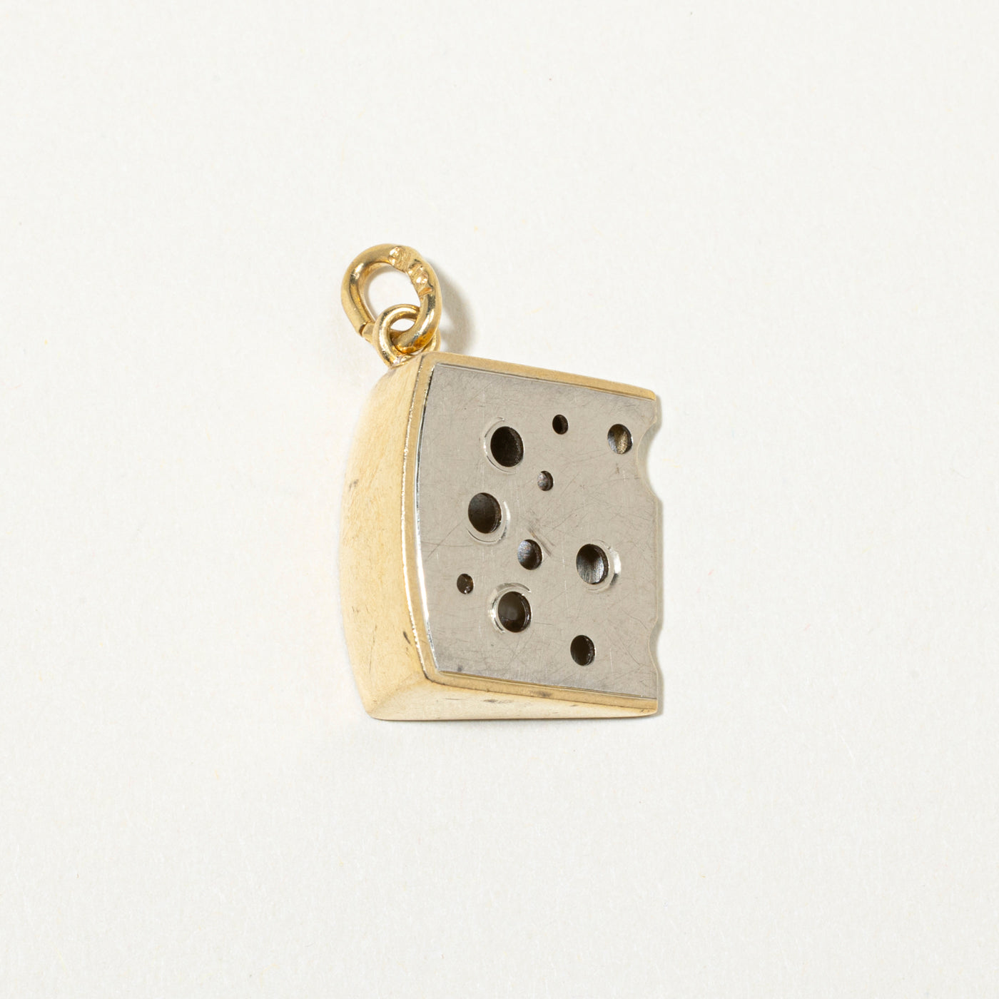 Breloque tranche de fromage en or jaune 18 carats