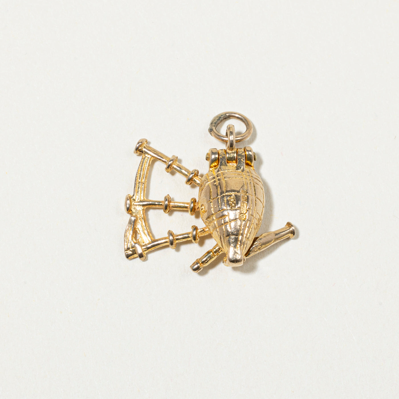 Cornemuse en or jaune 9 carats de Birmingham, 1969, avec breloque ballerine cachée