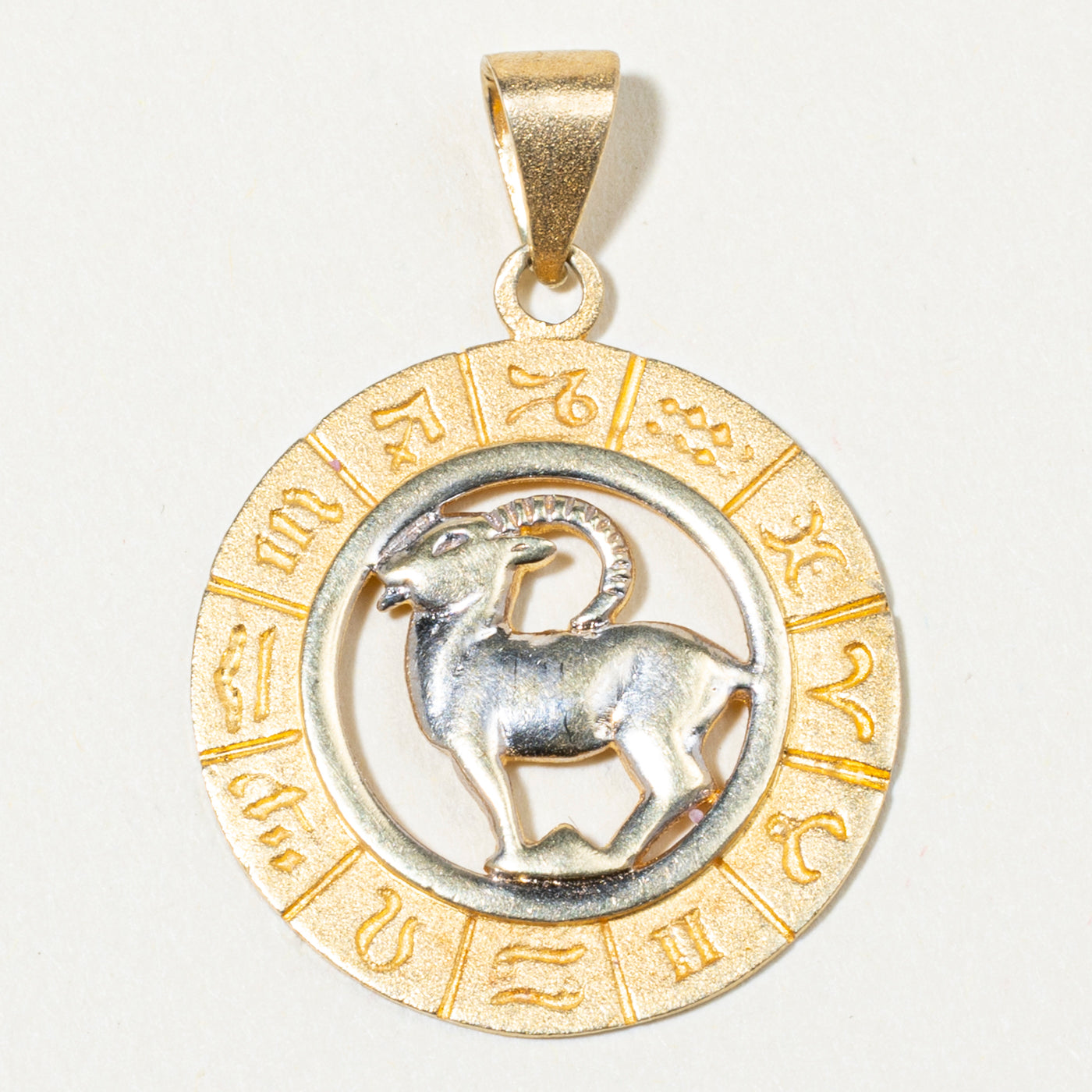 Pendentif en or jaune 14 carats du signe du Bélier