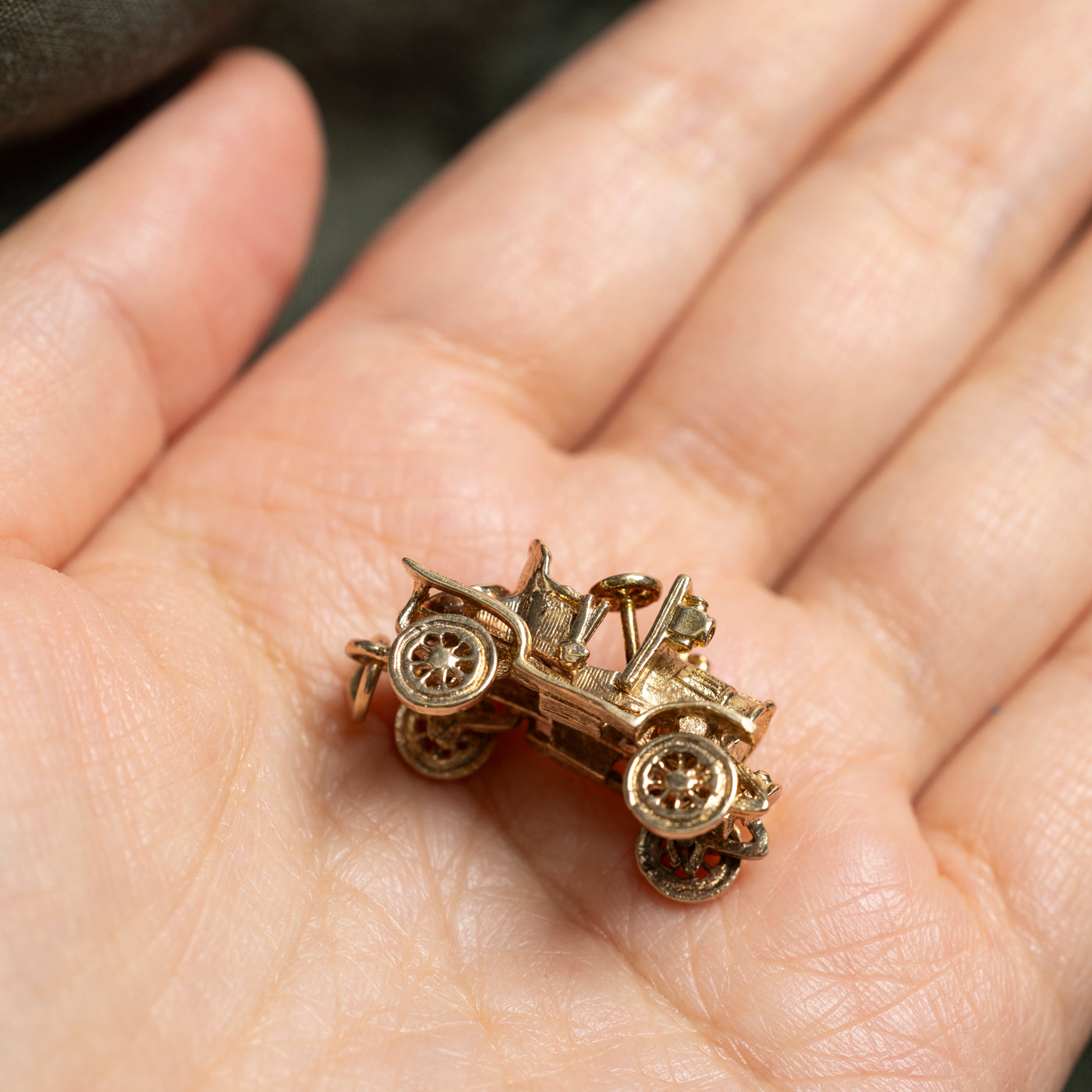 Breloque vintage en or jaune 9 carats représentant une voiture, née à Londres en 1973.