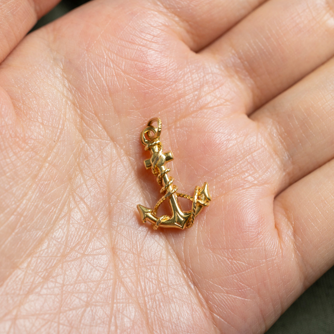 Breloque ancre en or jaune 18 carats