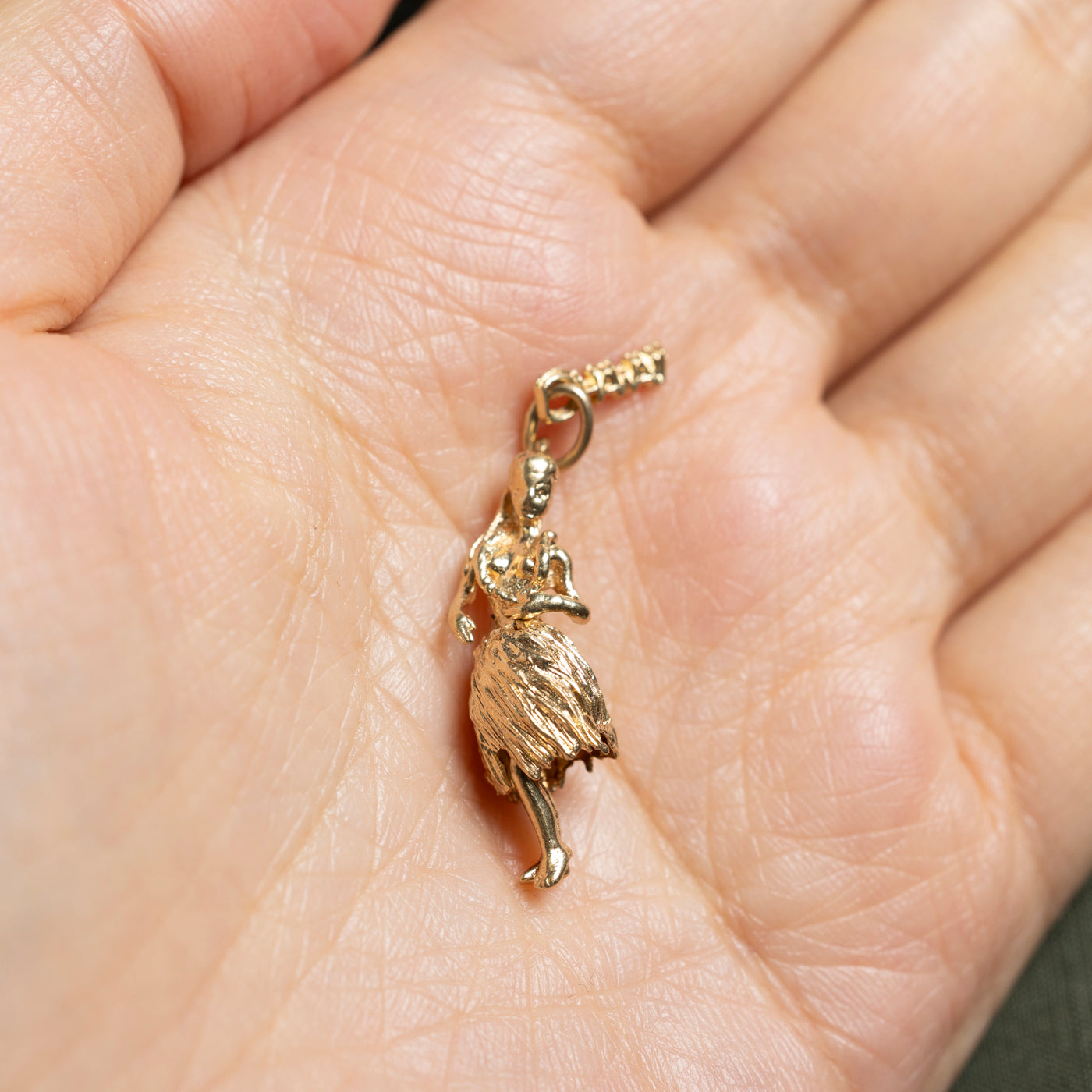 Breloque danseuse de hula en or jaune 12 carats