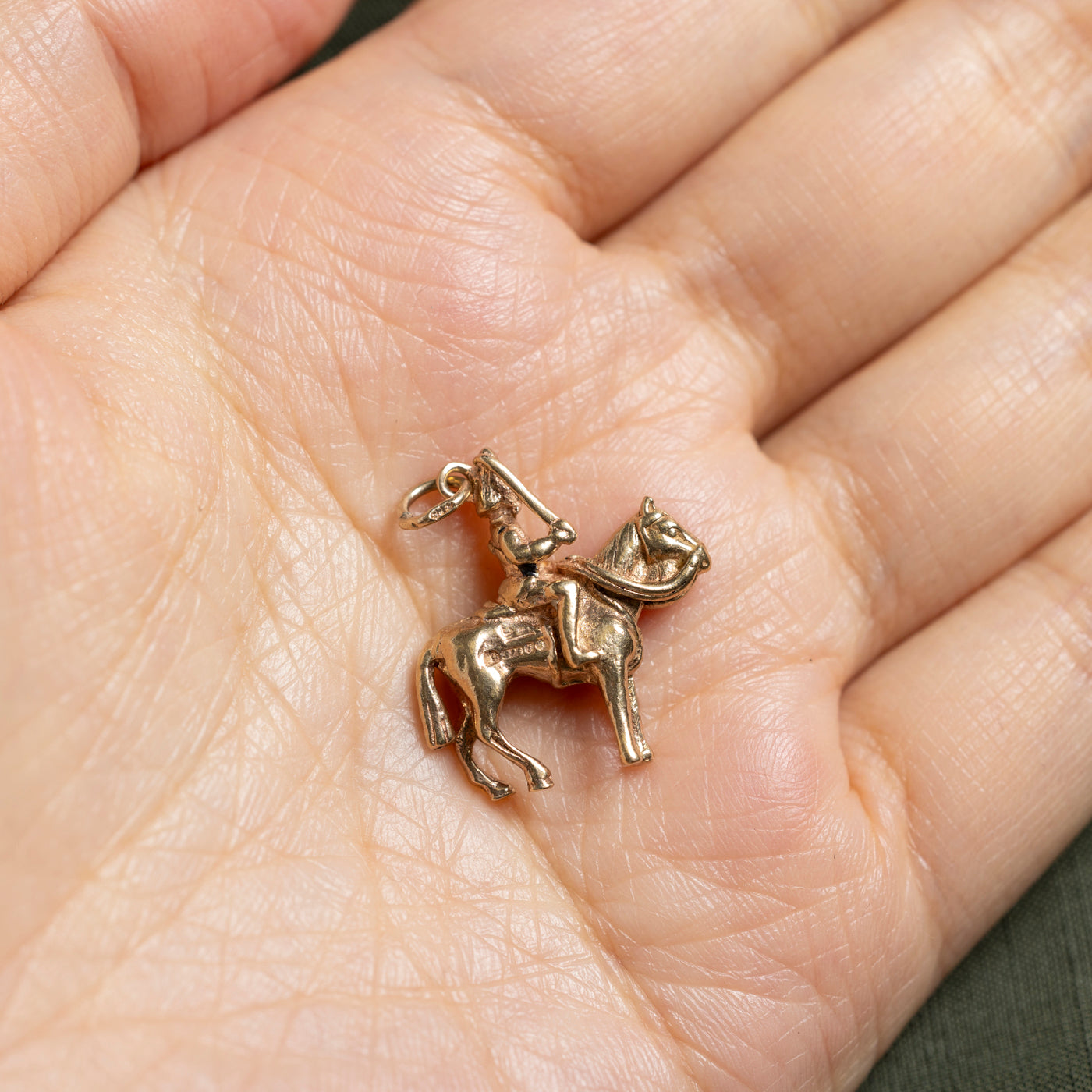 Breloque soldat de cavalerie en or jaune 9 carats, Londres, 1964