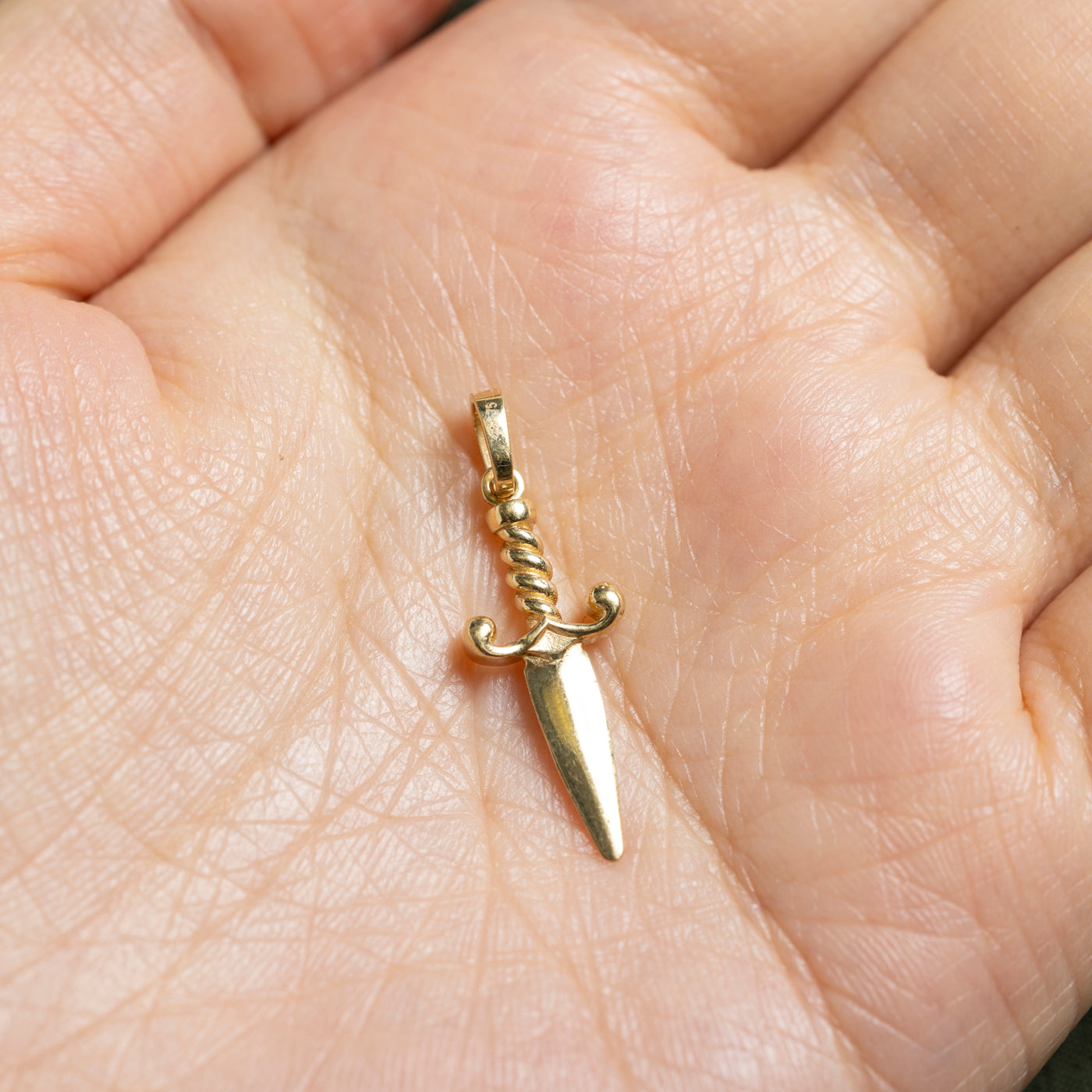 Pendentif mini poignard en or jaune 18 carats