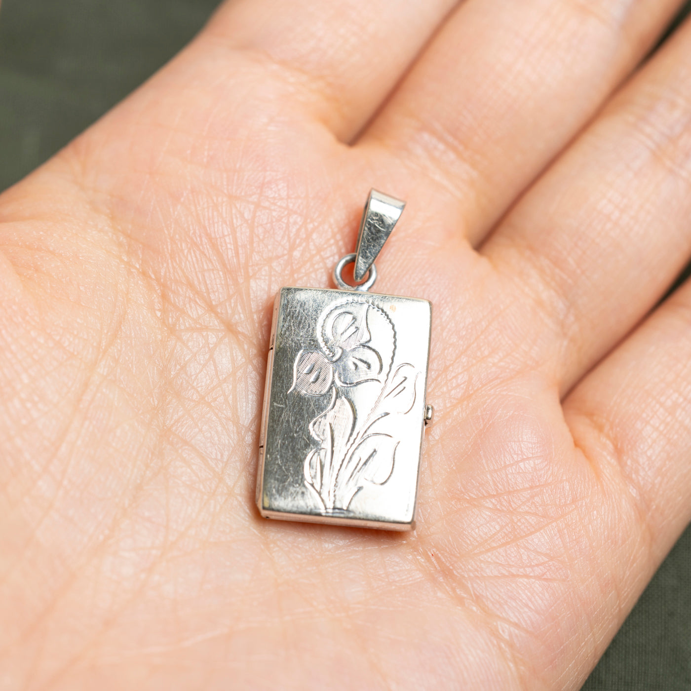 10k White Gold Floral Engraved Locket