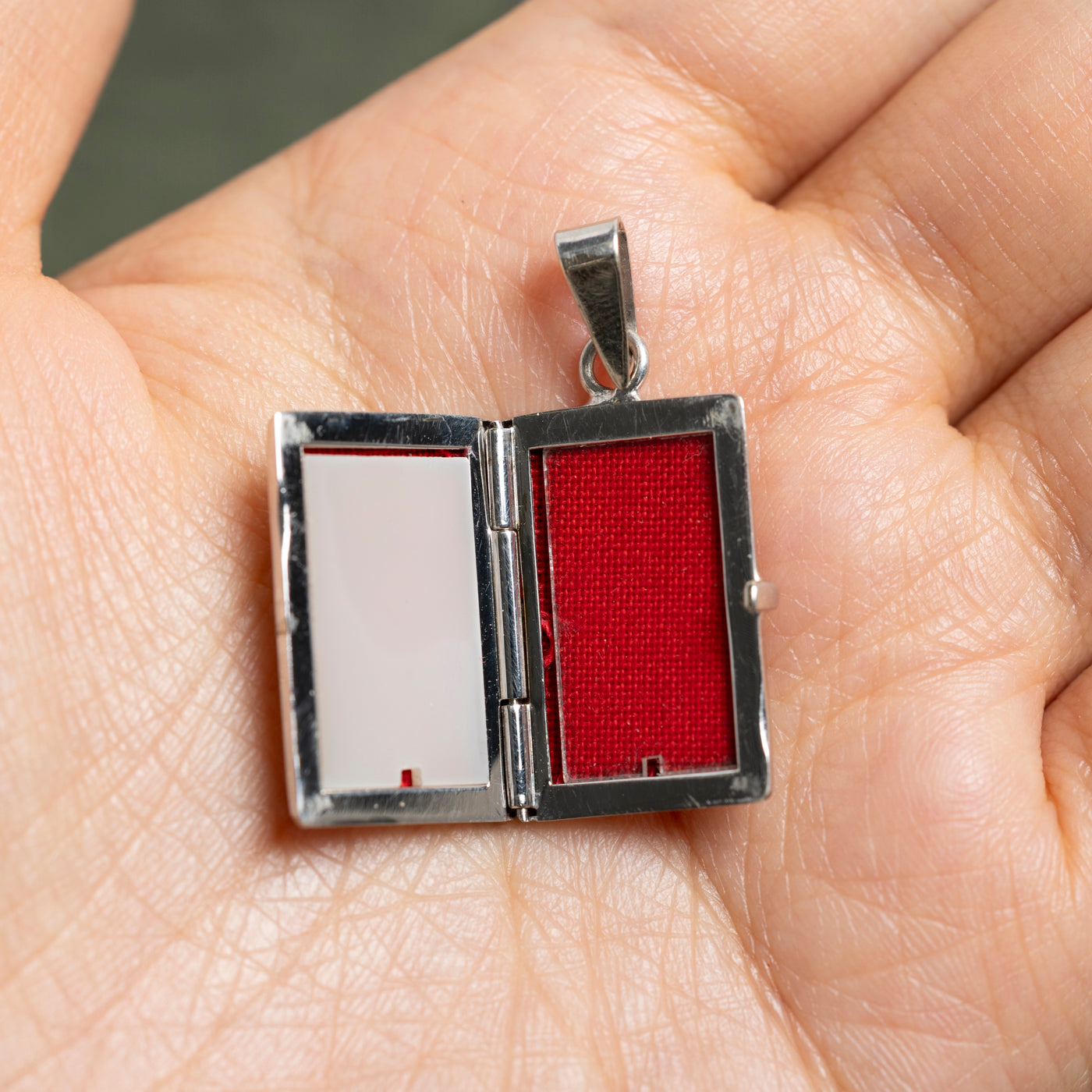 10k White Gold Floral Engraved Locket