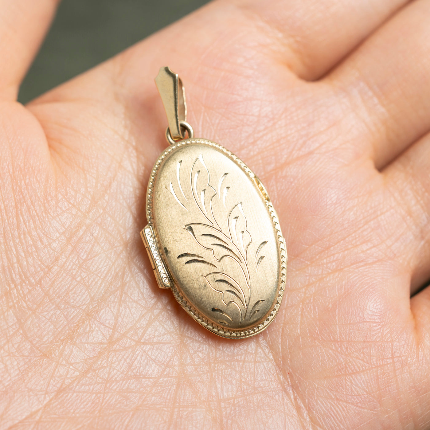 10k Yellow Gold Engraved Oval Locket