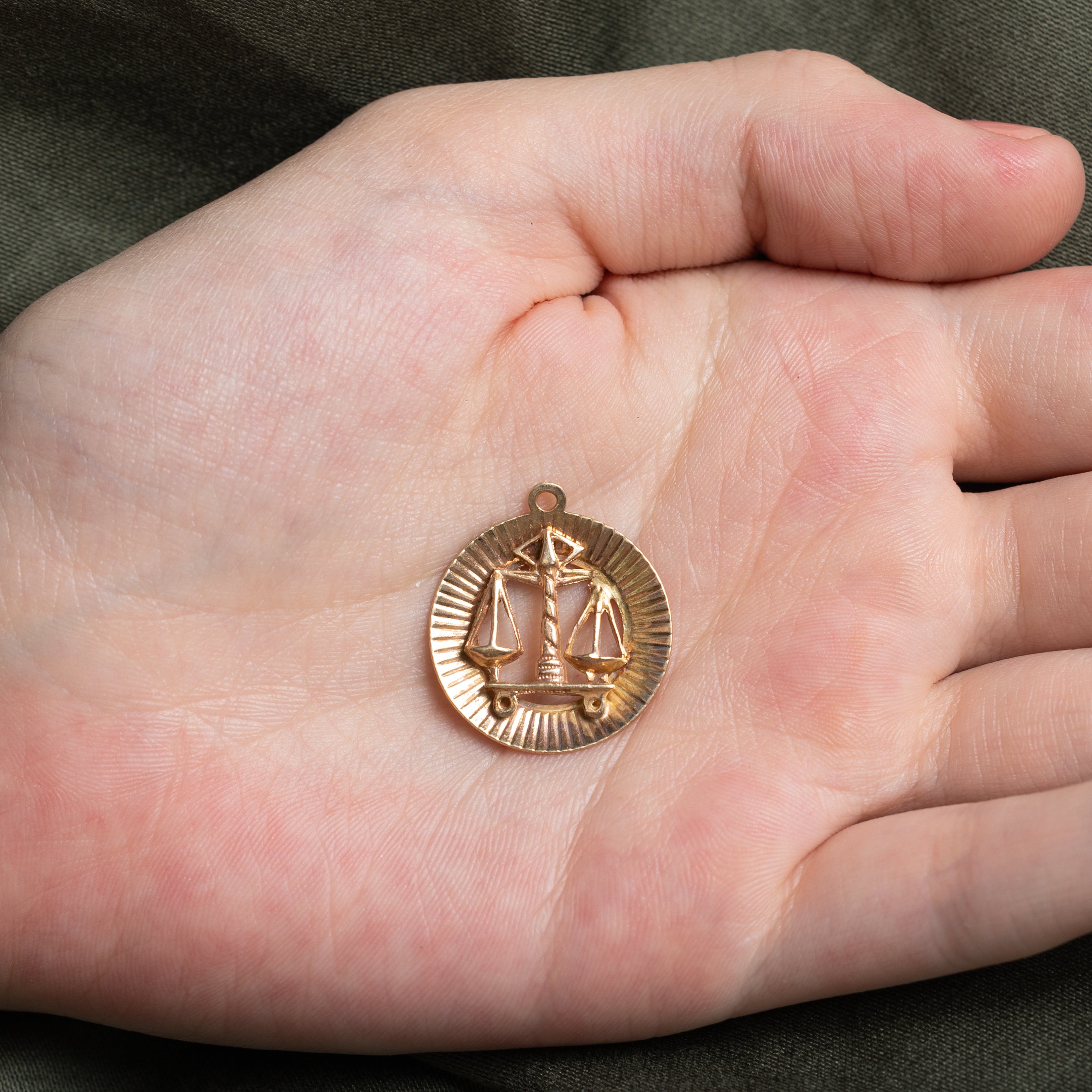 Breloque Balance en or jaune 14 carats
