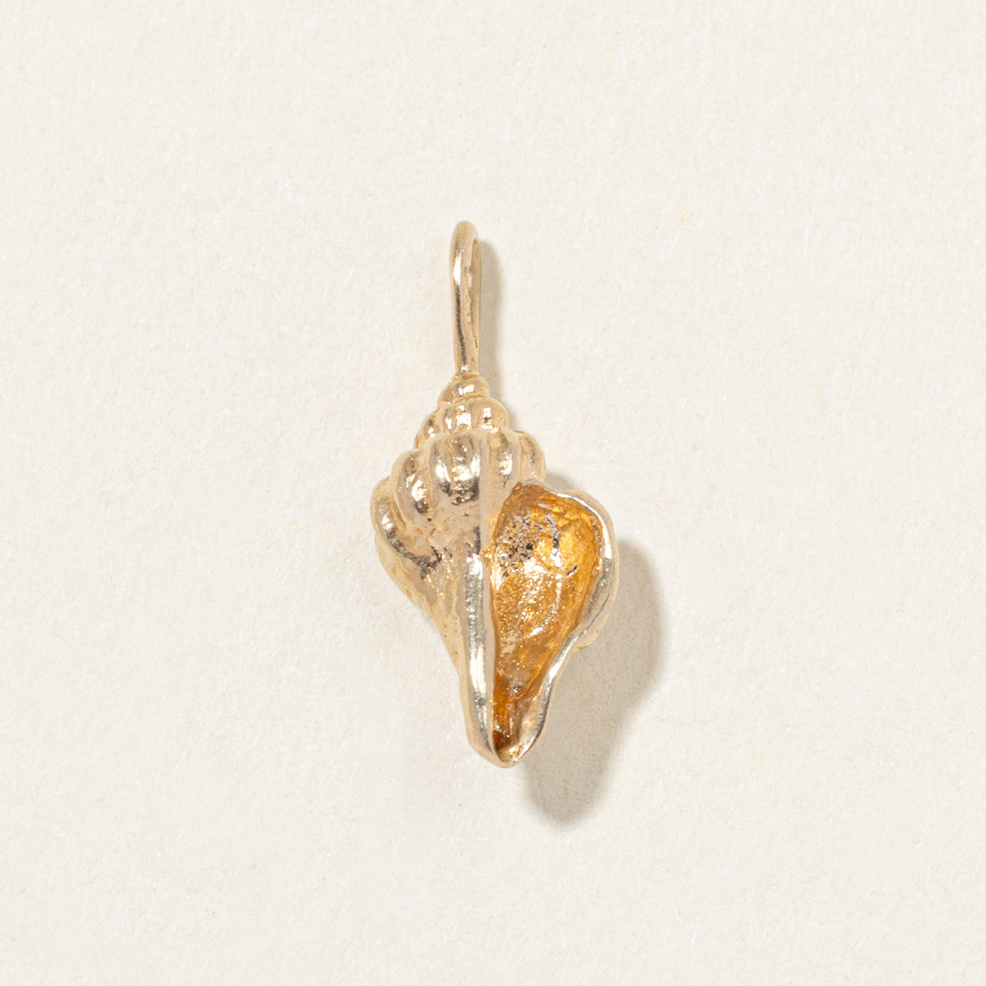 Breloque coquillage en or jaune 14 carats