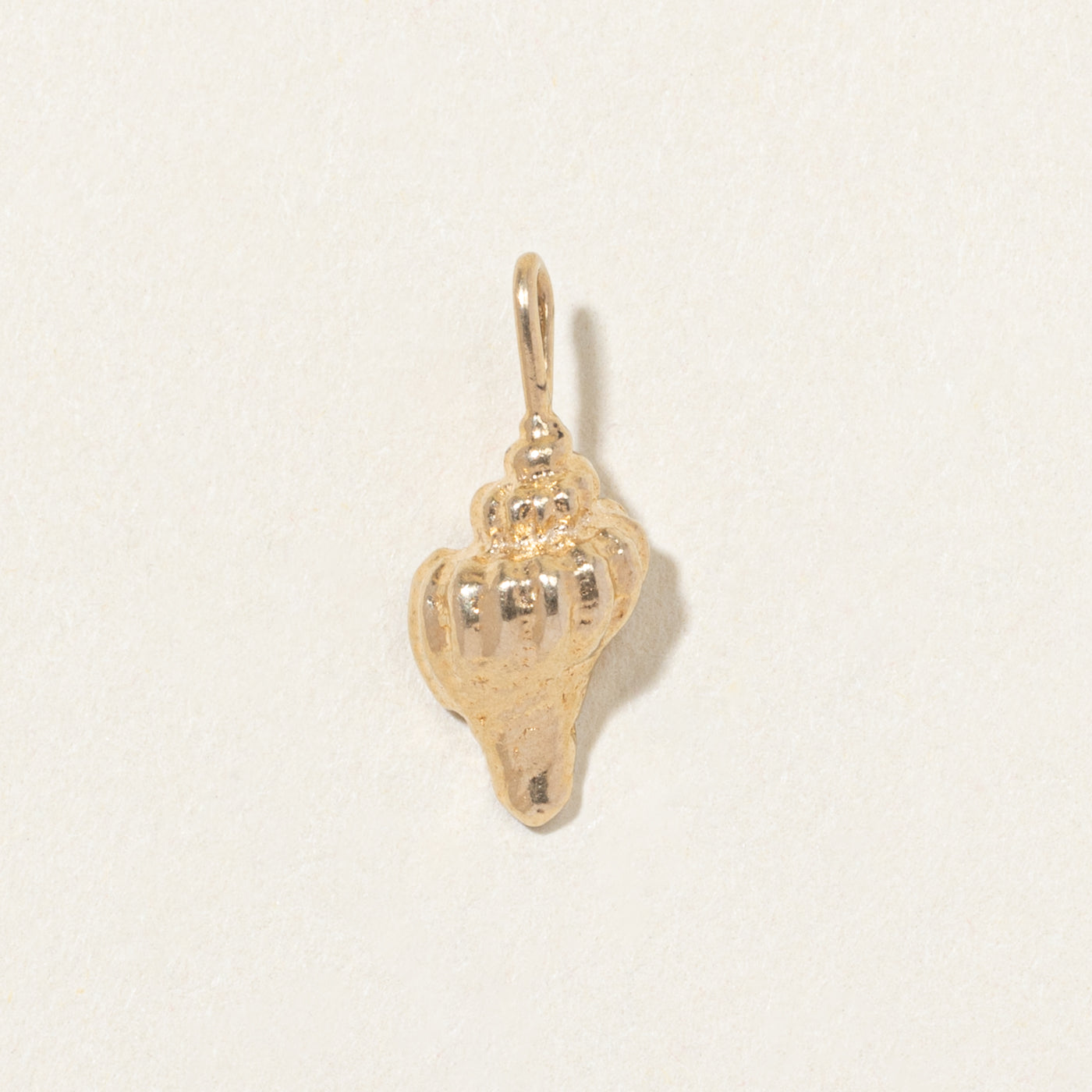 Breloque coquillage en or jaune 14 carats