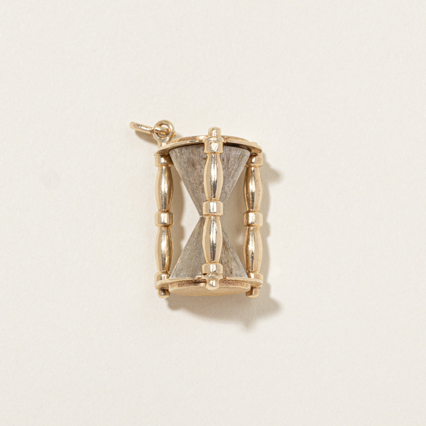 Breloque sablier en or jaune 10 carats