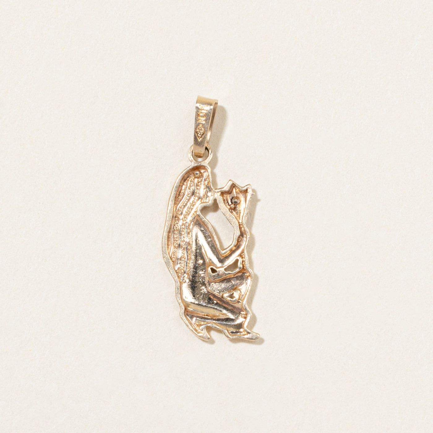 Figurine en or jaune 10 carats avec pendentif bâton