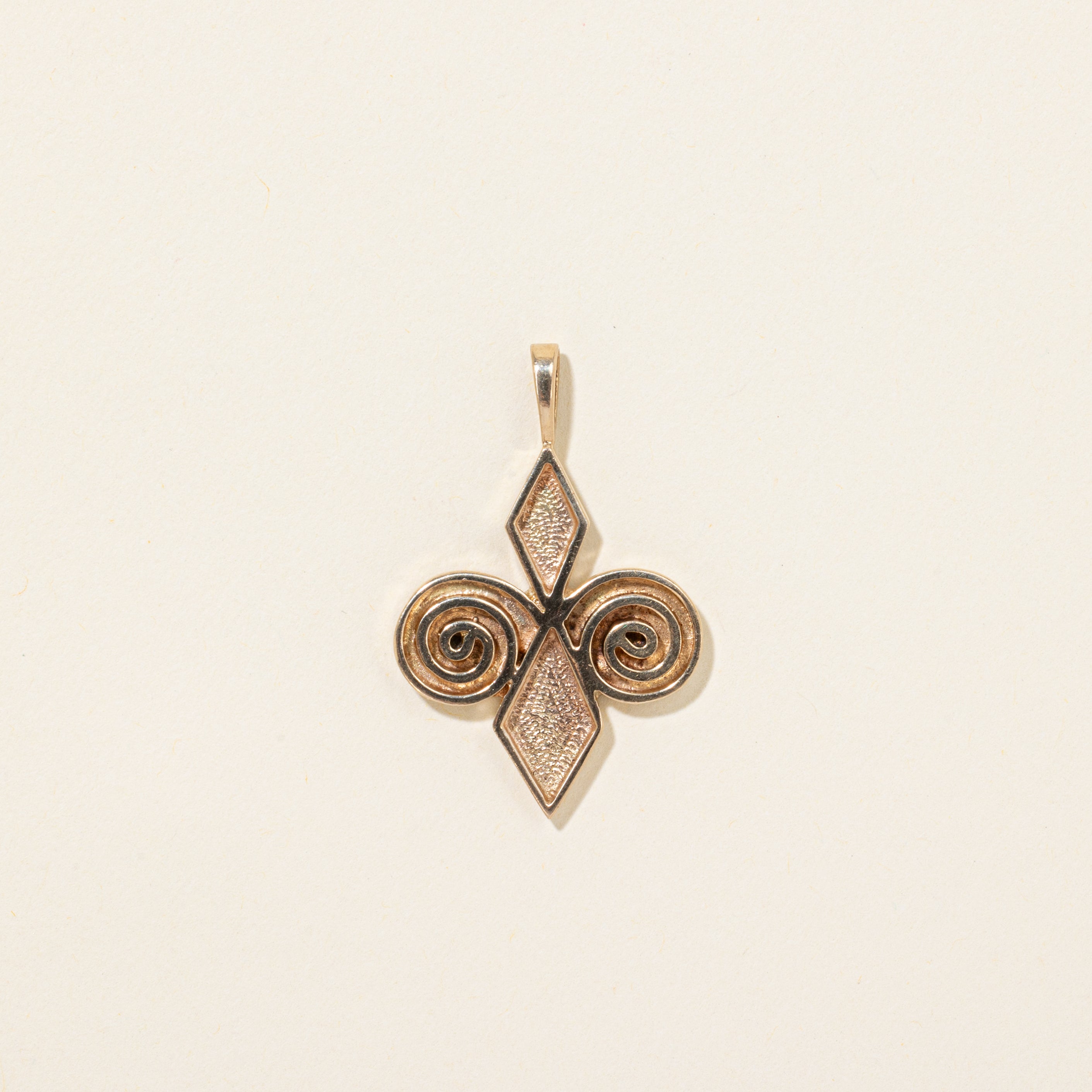 1975 Edinburgh 9k Yellow Gold Embossed Swirl Pendant