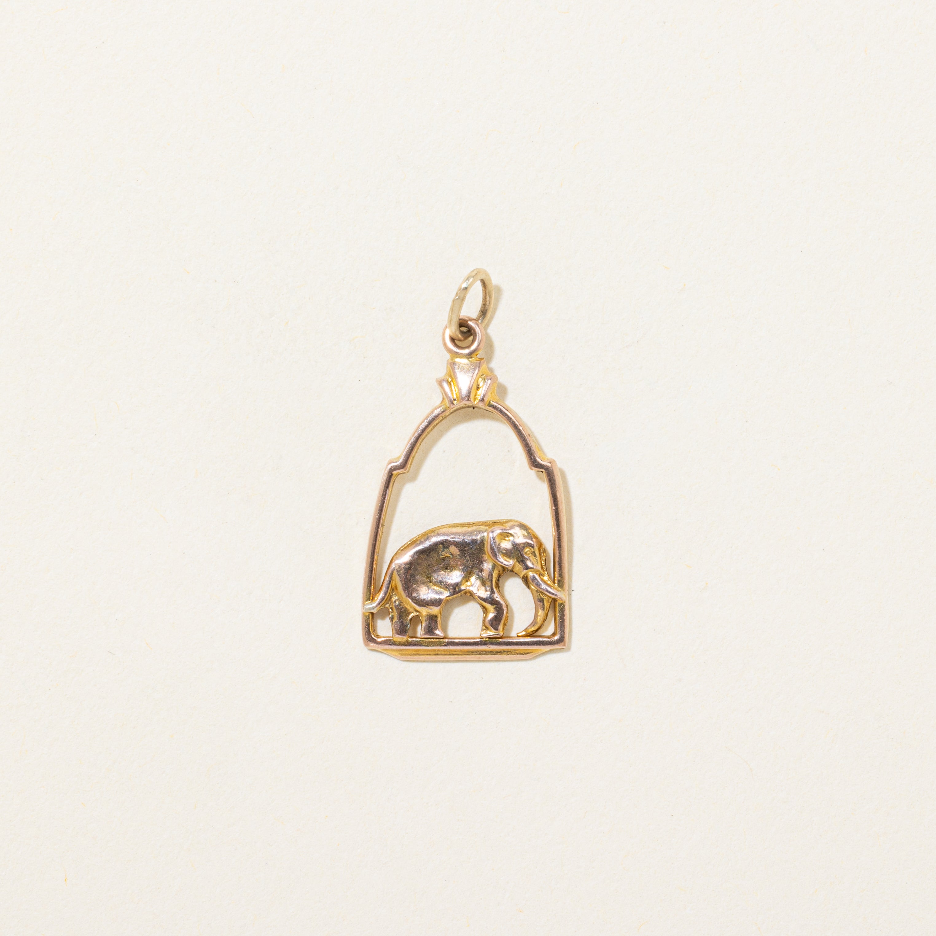 Breloque éléphant encadrée en or jaune 10 carats