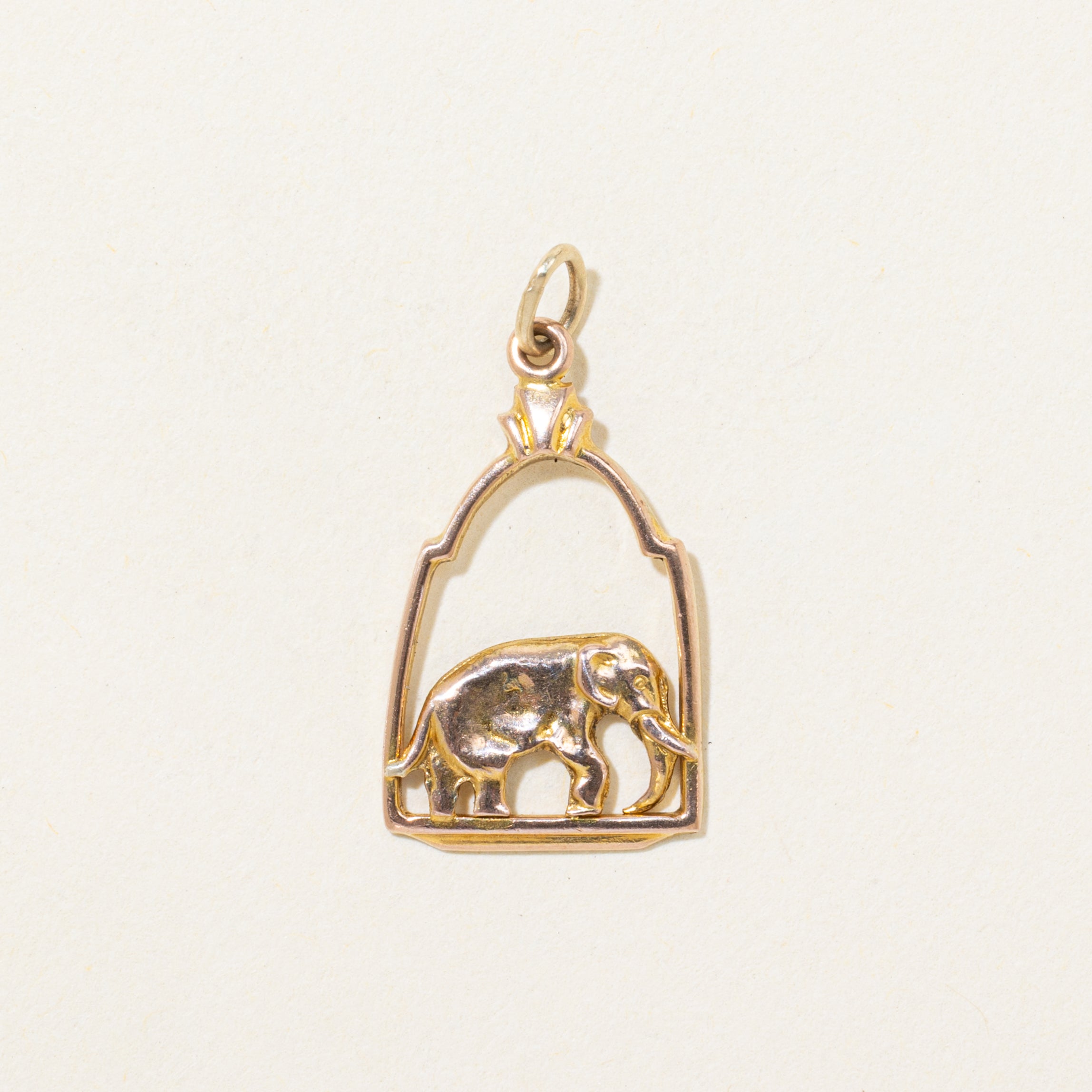 Breloque éléphant encadrée en or jaune 10 carats