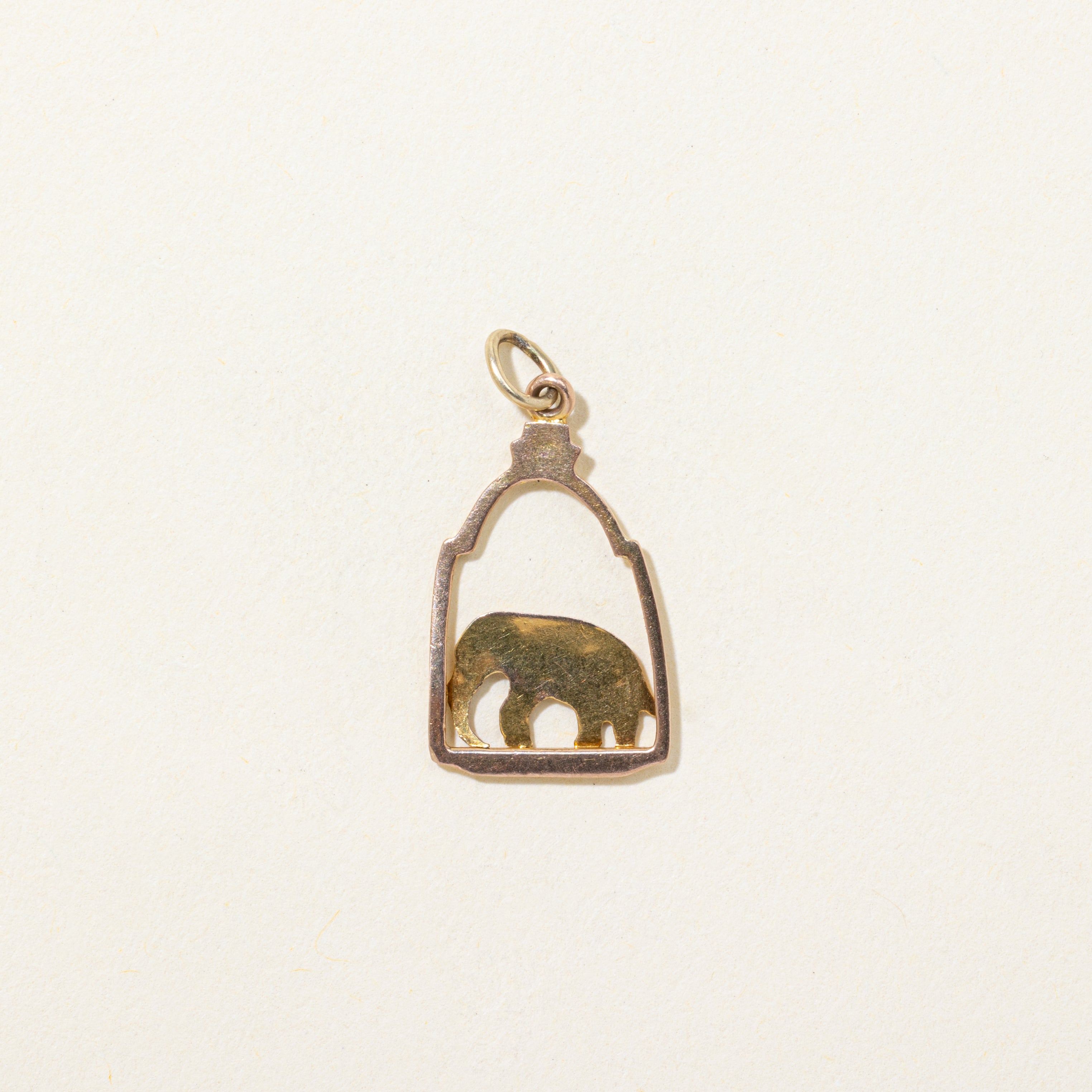 Breloque éléphant encadrée en or jaune 10 carats