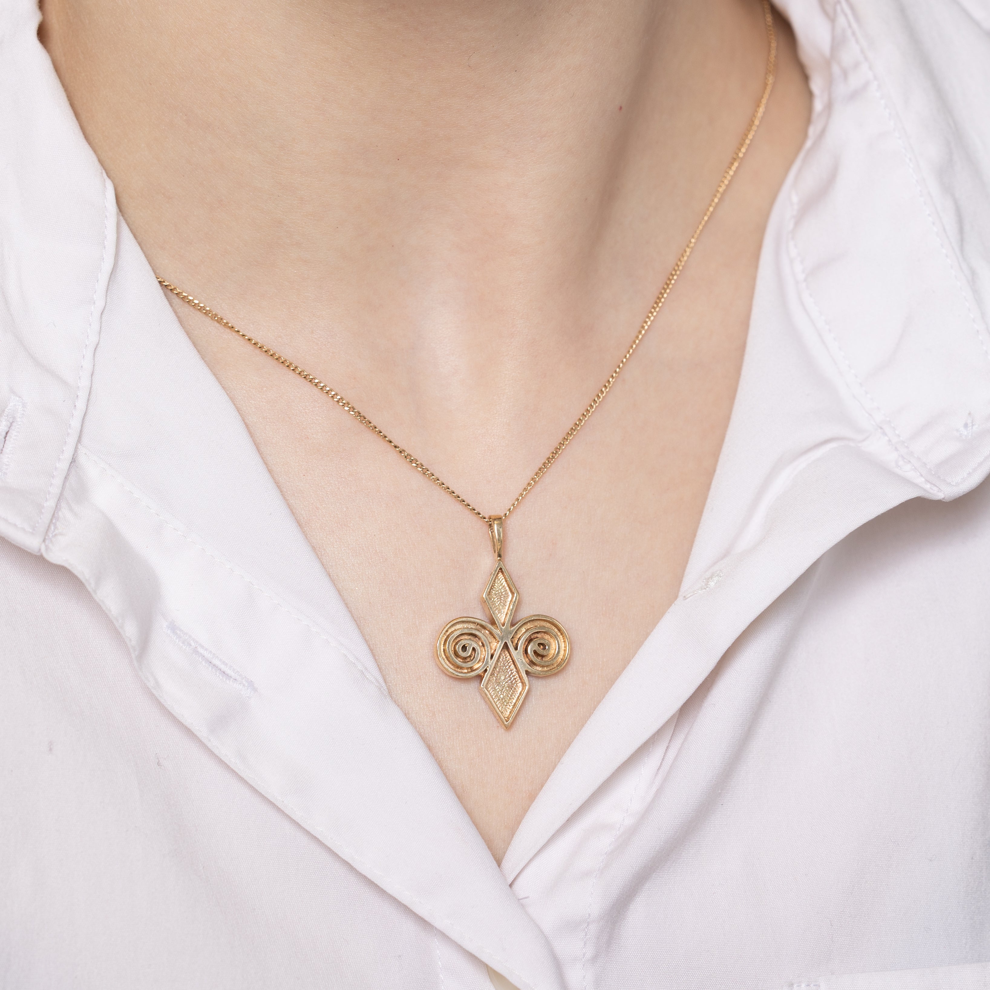 1975 Edinburgh 9k Yellow Gold Embossed Swirl Pendant