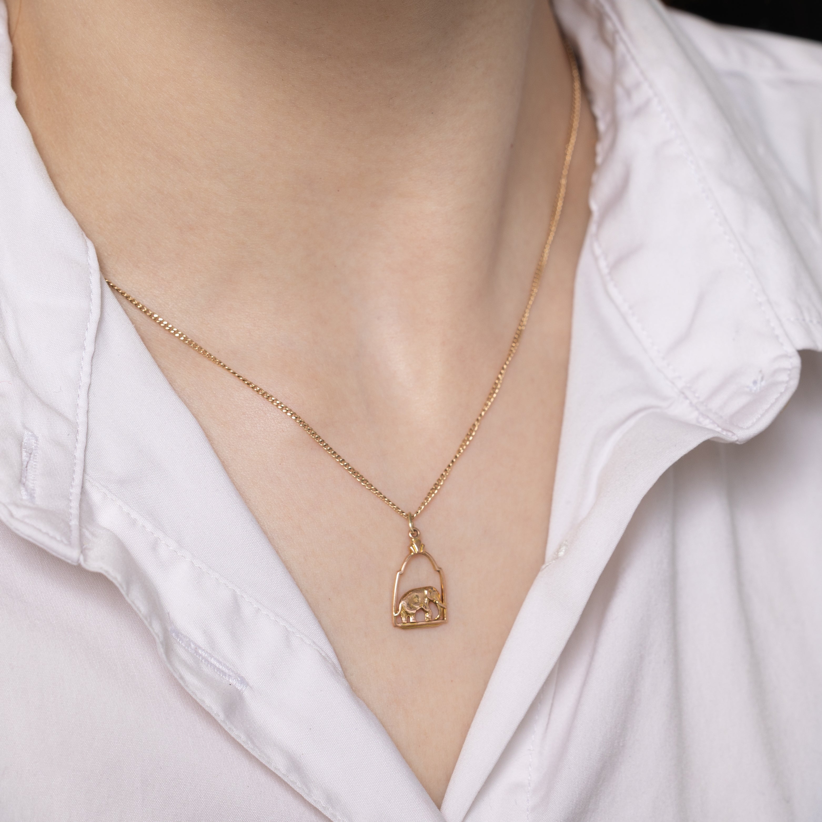 Breloque éléphant encadrée en or jaune 10 carats