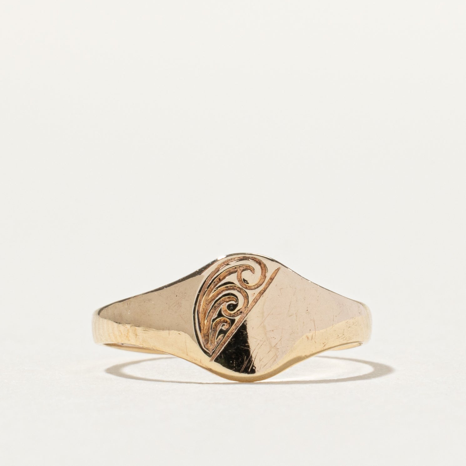 Bague chevalière en or jaune 9 carats à volutes | Taille 2,5