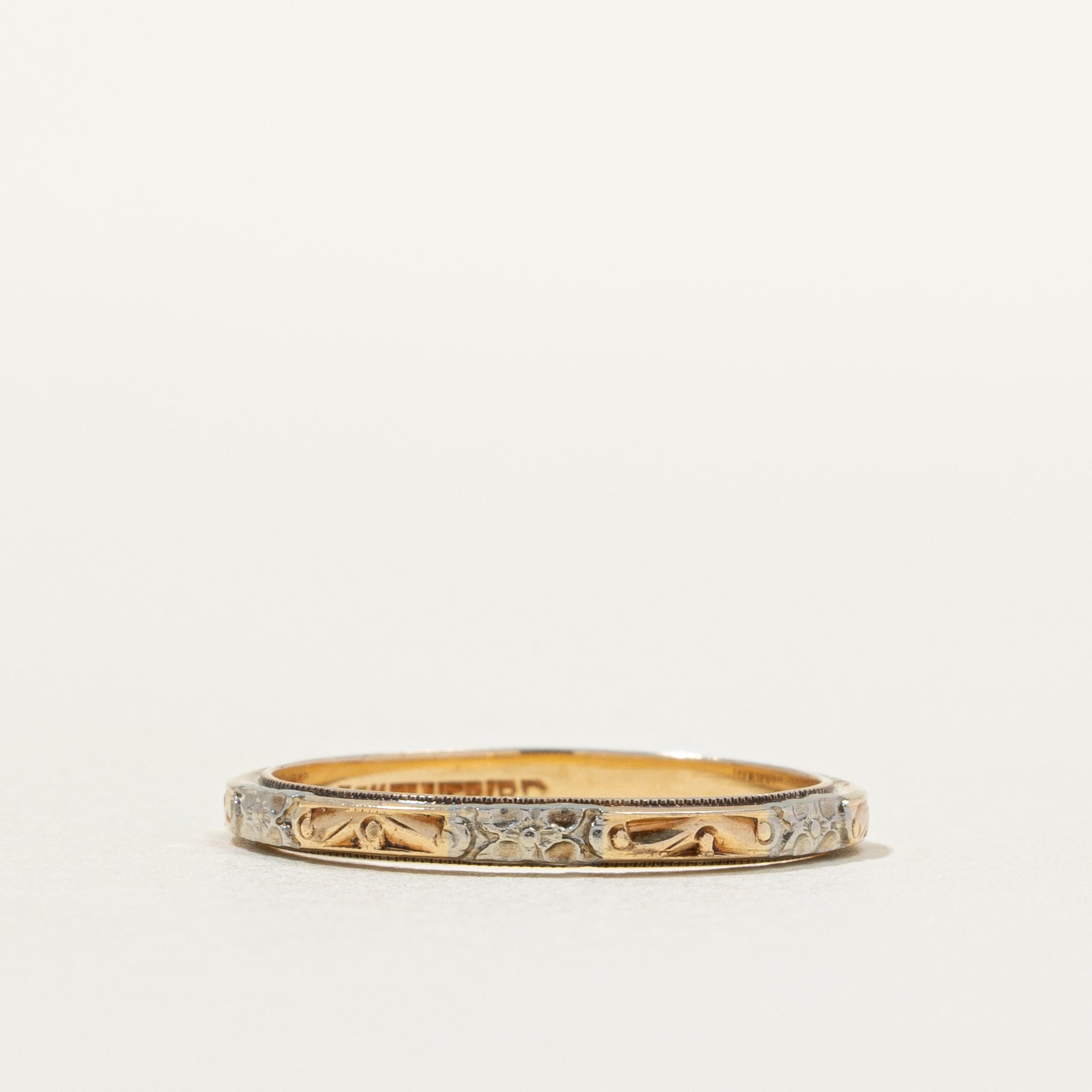 Alliance bicolore en or 14 carats à motif floral en relief | Taille 4,75