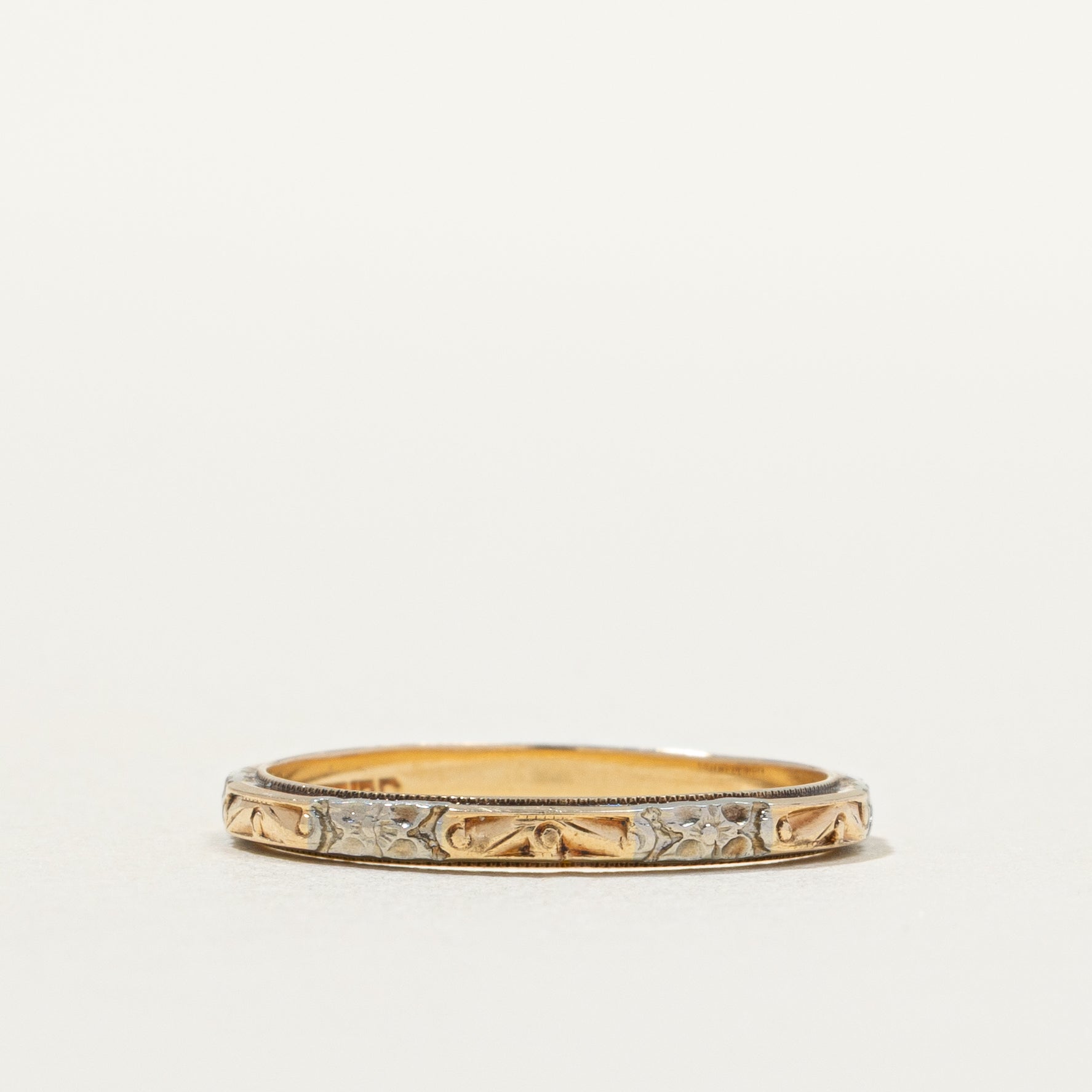 Alliance bicolore en or 14 carats à motif floral en relief | Taille 4,75