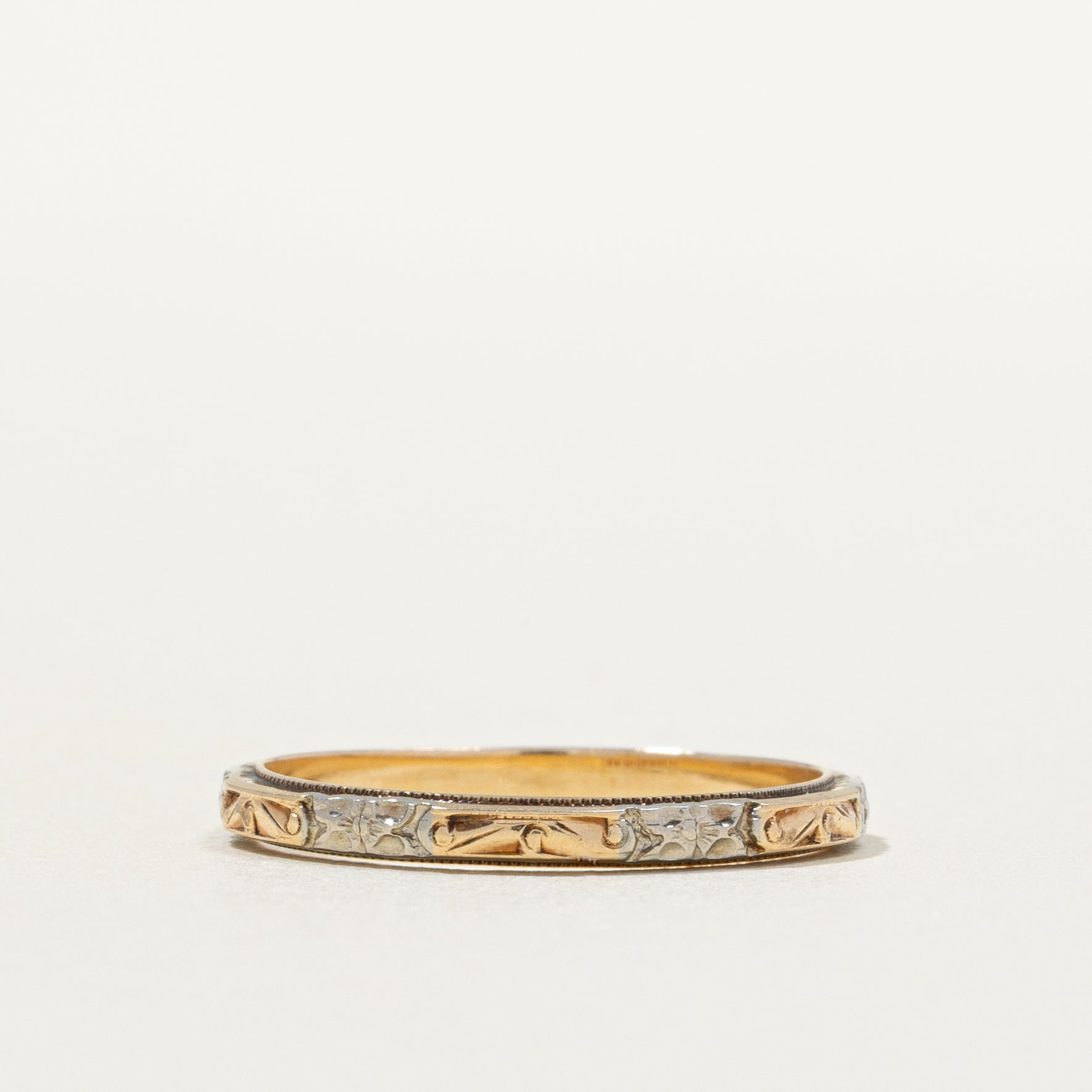 Alliance bicolore en or 14 carats à motif floral en relief | Taille 4,75