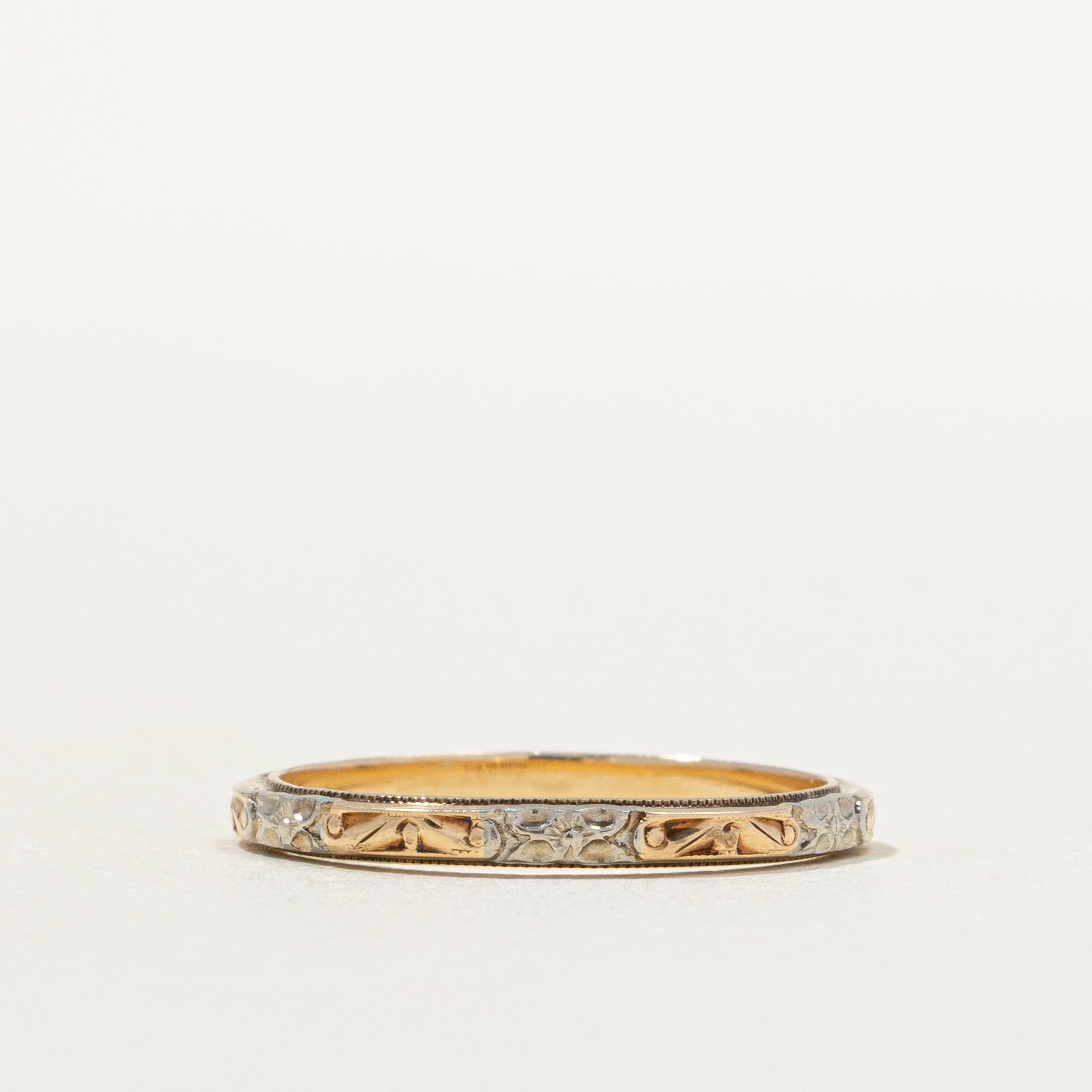 Alliance bicolore en or 14 carats à motif floral en relief | Taille 4,75