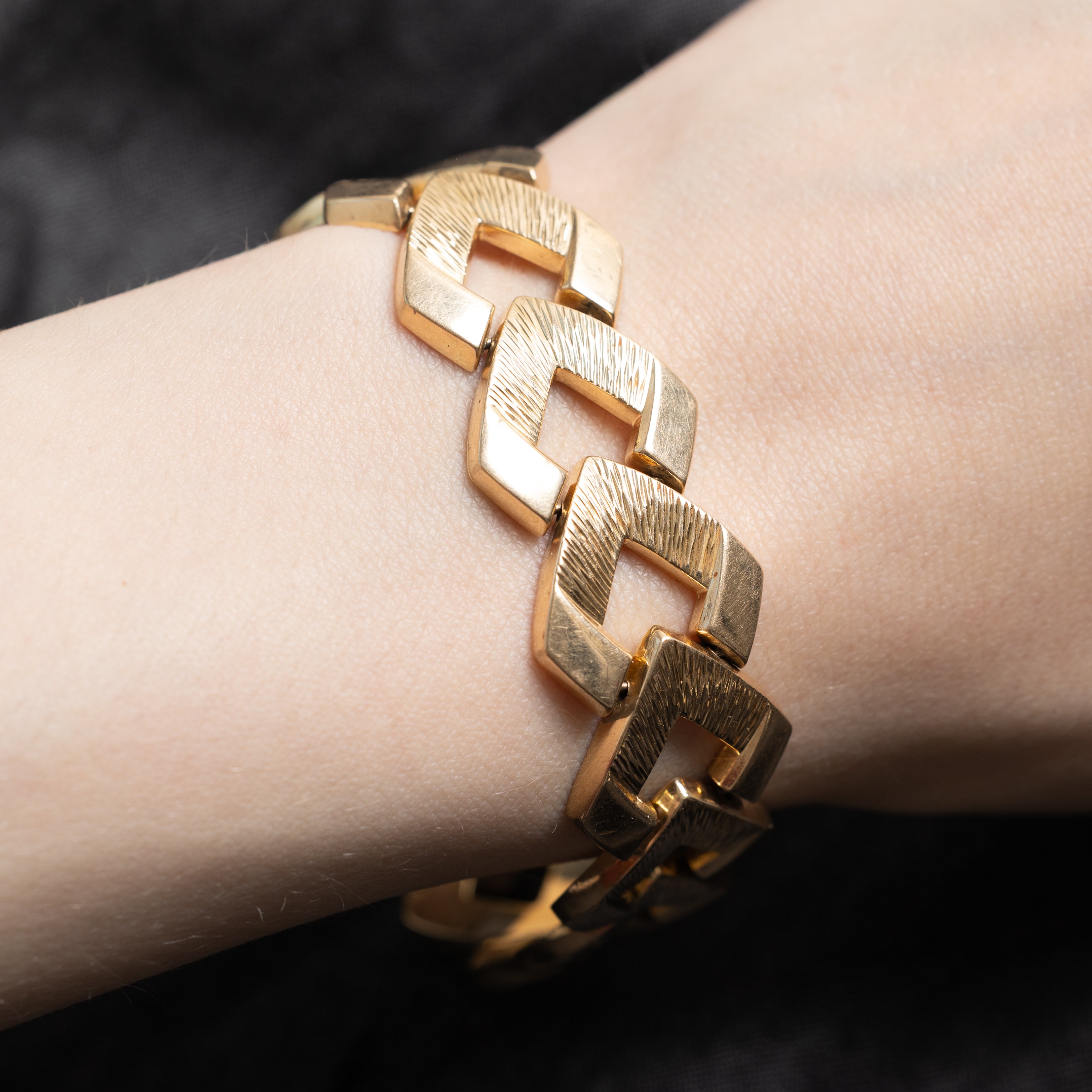 14k Yellow Gold Textured Kite Shaped Link Bracelet | 7.75"