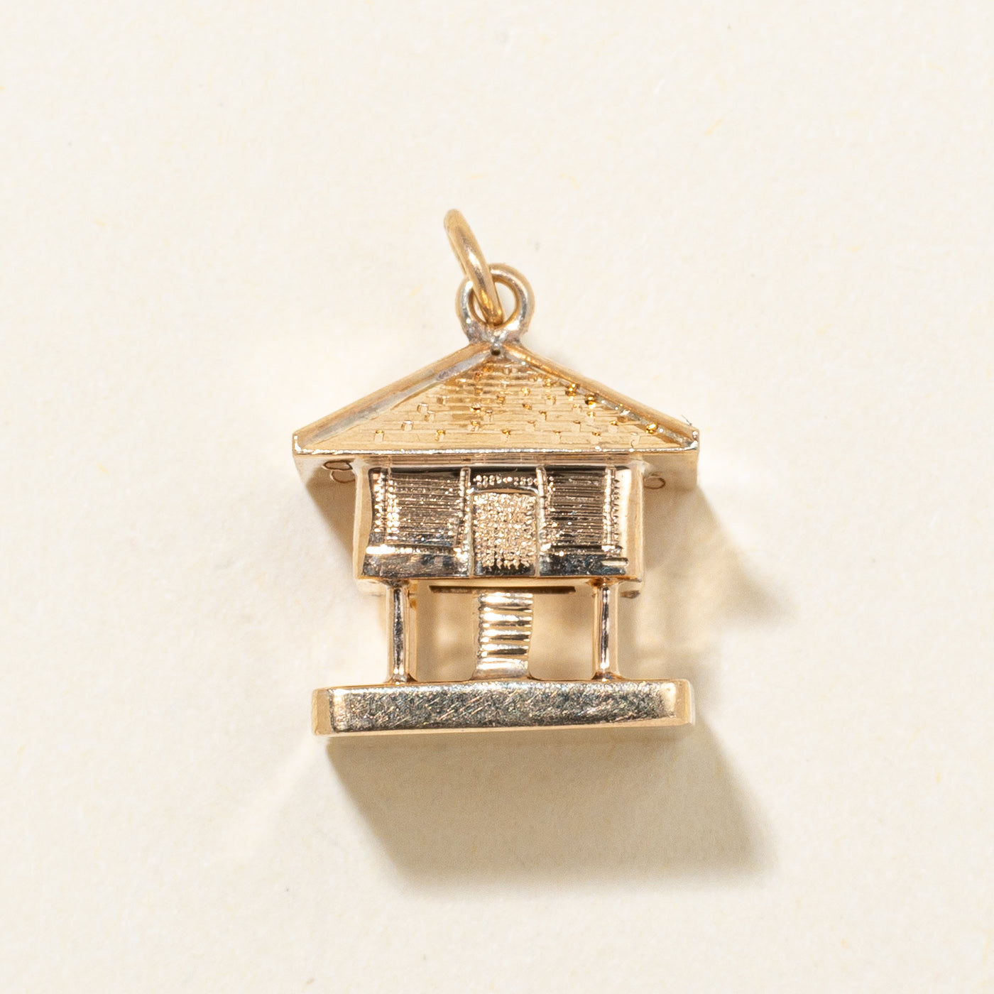 Breloque en or jaune 16 carats représentant une maison sur pilotis