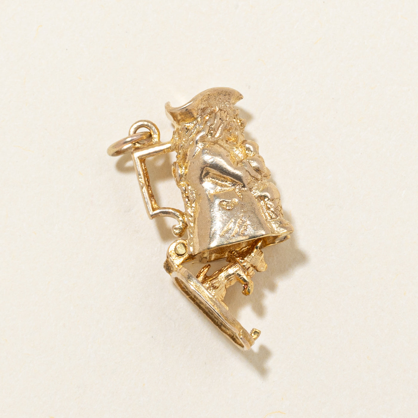 Breloque en or jaune 9 carats représentant un homme et un chien caché dans une chope à bière