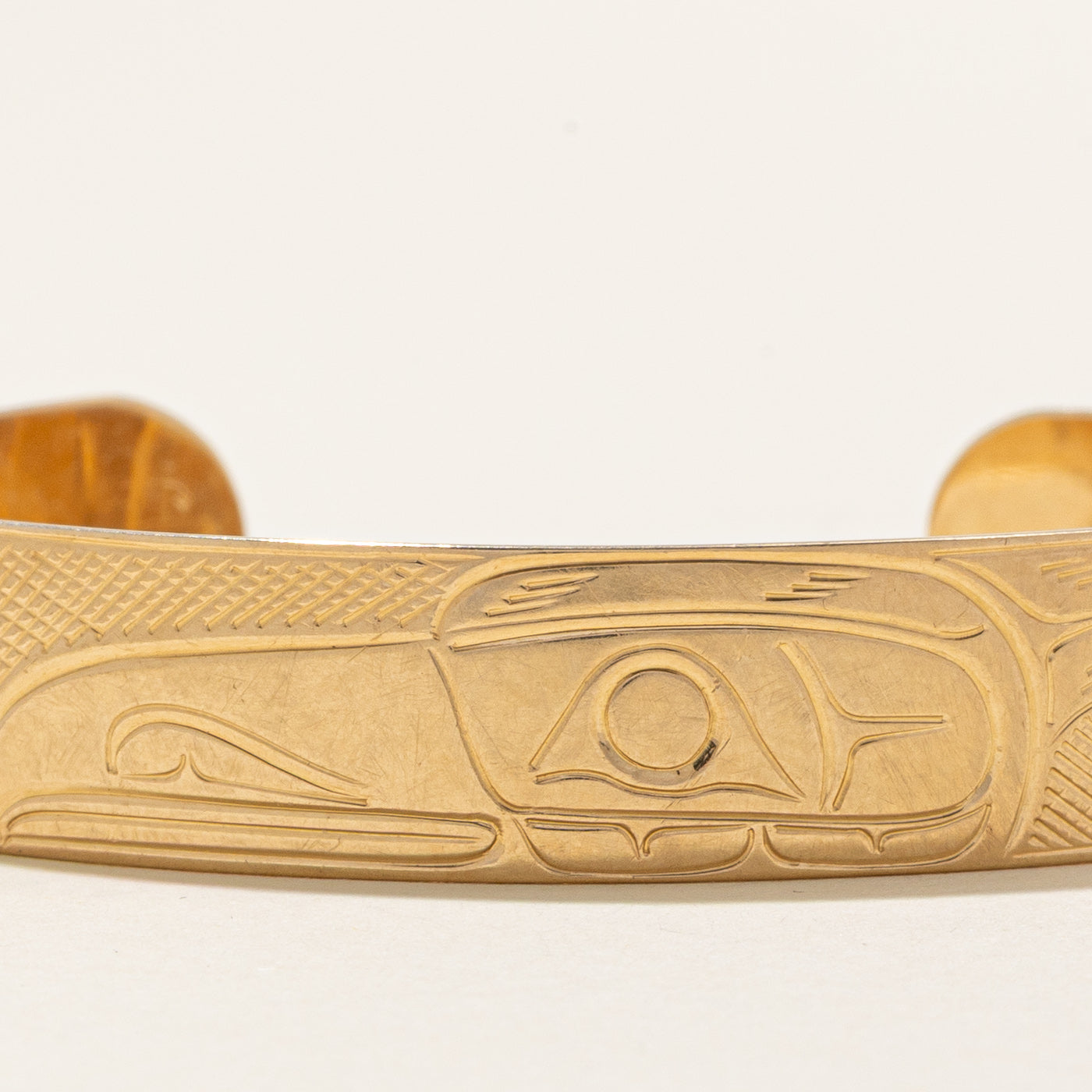 Bracelet manchette en or jaune 14 carats représentant un aigle autochtone