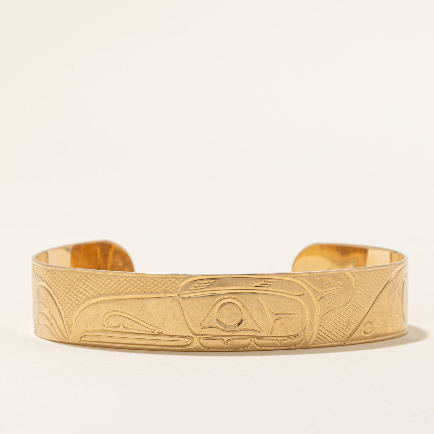 Bracelet manchette en or jaune 14 carats représentant un aigle autochtone
