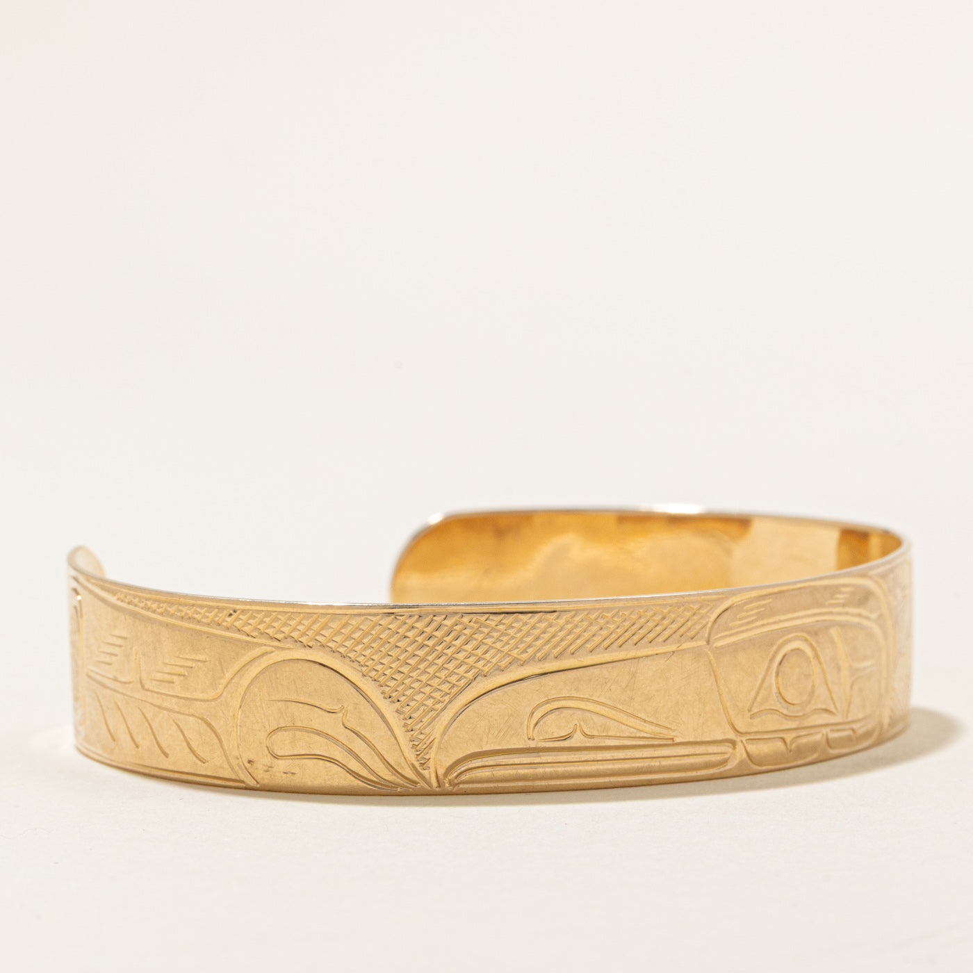 Bracelet manchette en or jaune 14 carats représentant un aigle autochtone