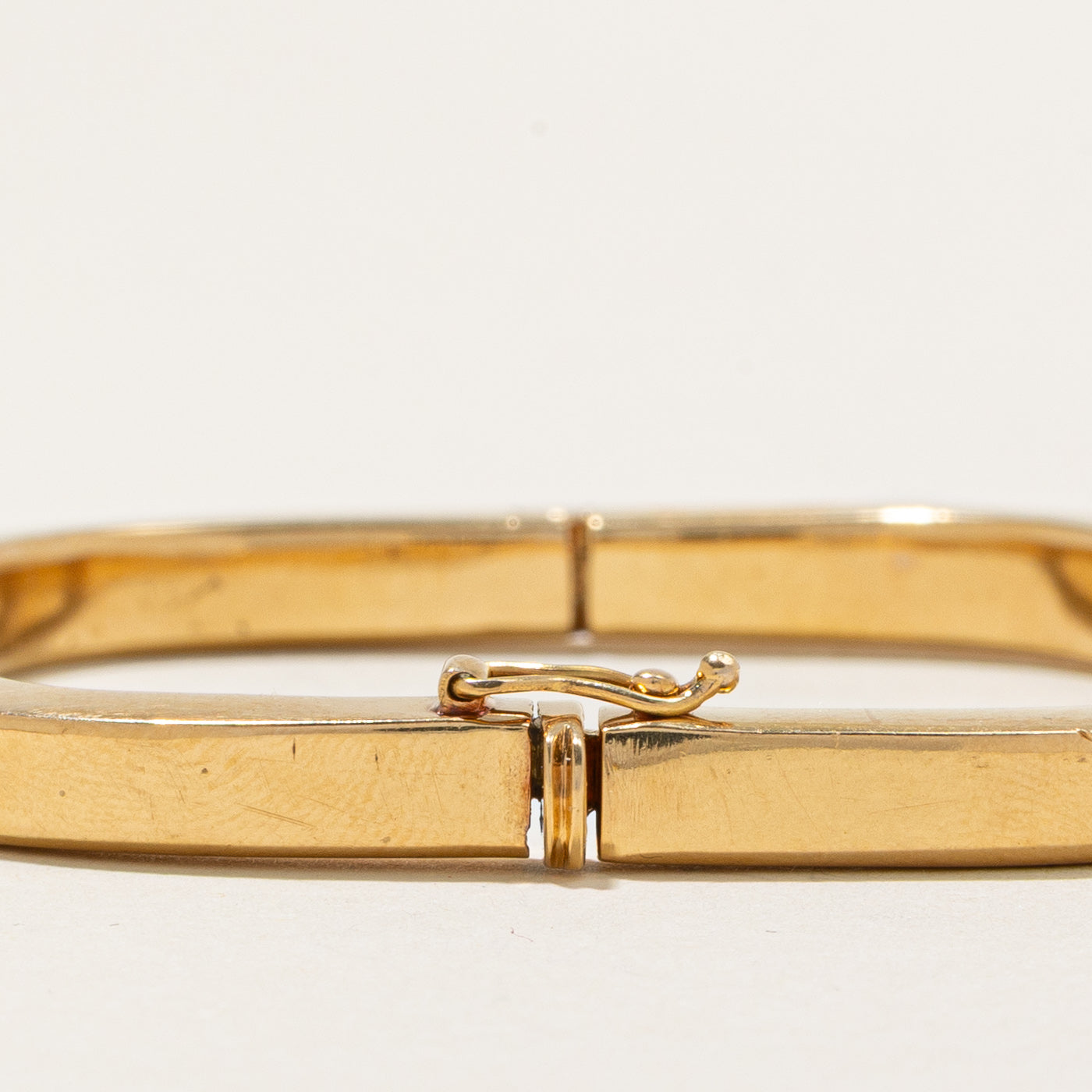 18k Rounded Square Shape Cluster Set Diamond Bangle | 0.20ctw | 7'' |