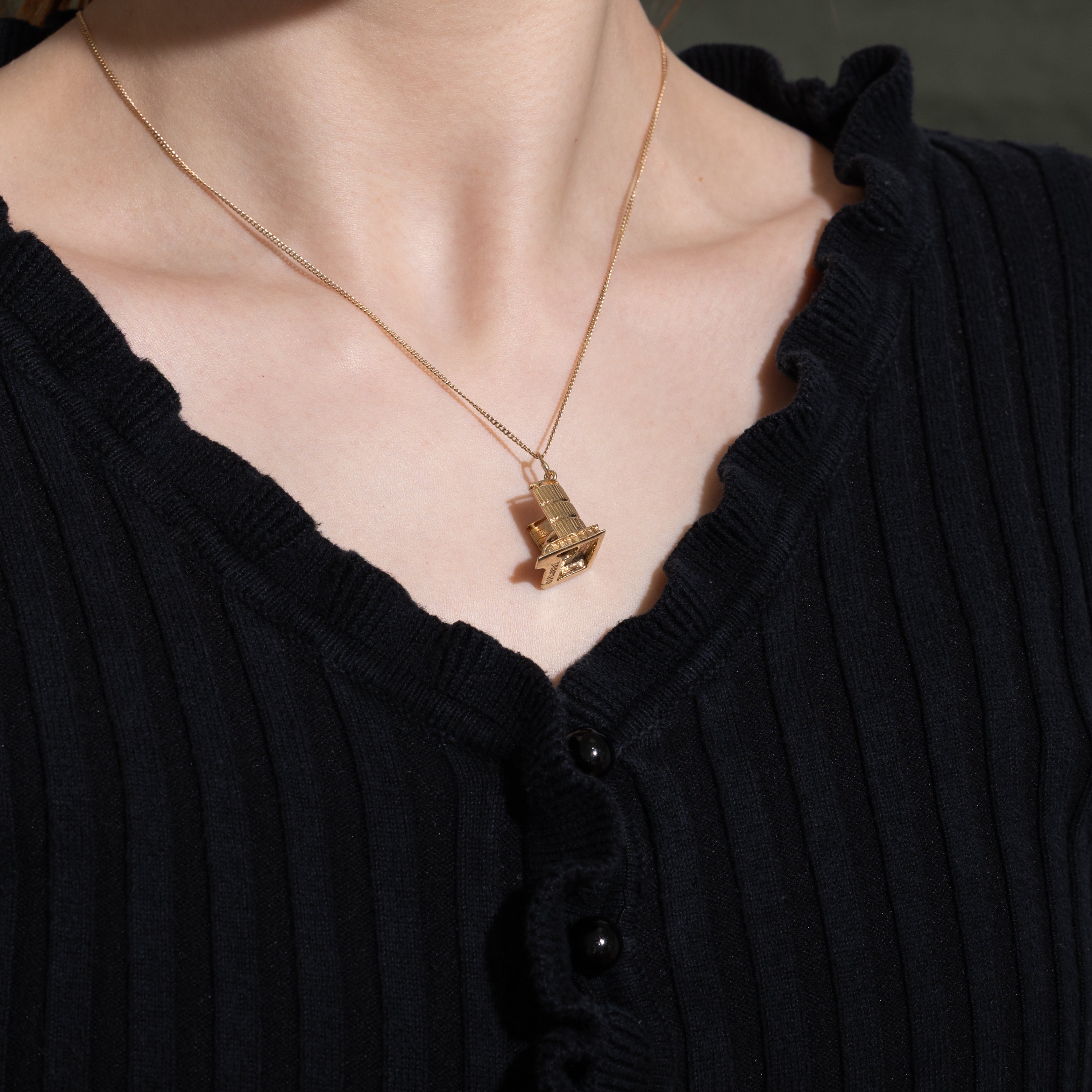 9k Yellow Gold Toronto City Hall Charm